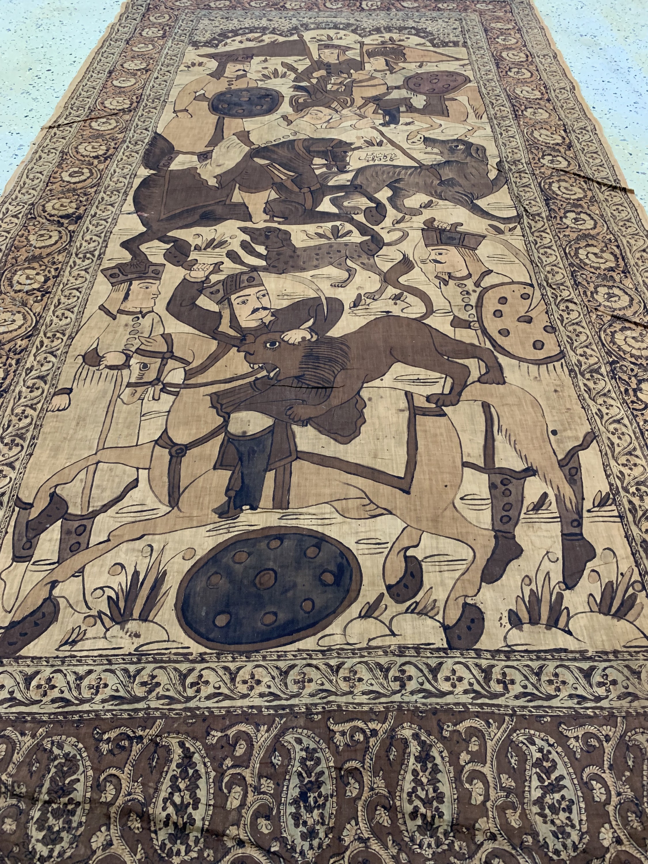 Detail e: Kerman"Ghalamkar" antik, Persien, um 1920, Stoffmalerei, ca. 240 x 122 cm, Shah Esmail Jagdszene, EHZ: 2,Ränder leicht beschädigt.