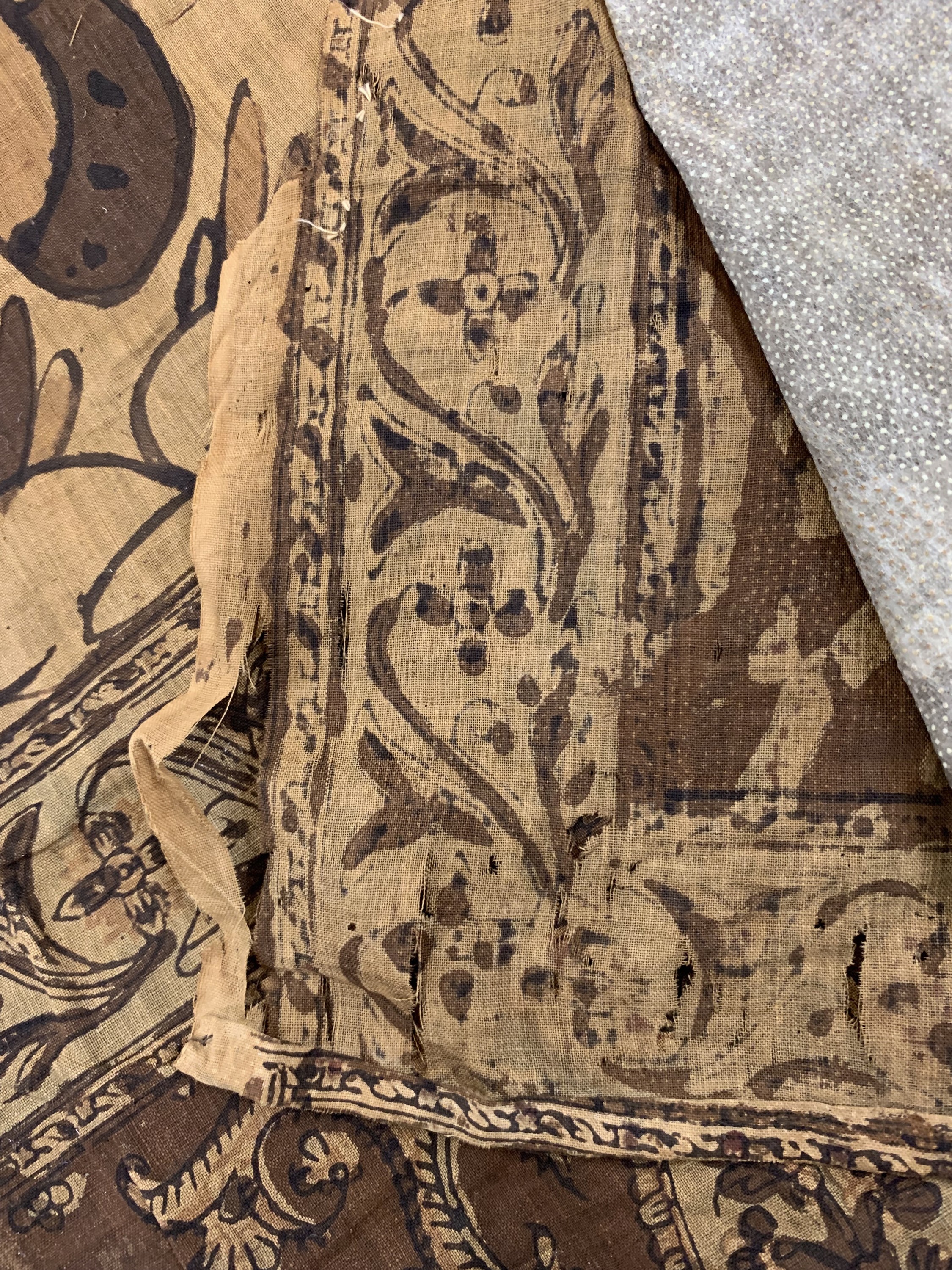 Detail f: Kerman"Ghalamkar" antik, Persien, um 1920, Stoffmalerei, ca. 240 x 122 cm, Shah Esmail Jagdszene, EHZ: 2,Ränder leicht beschädigt.