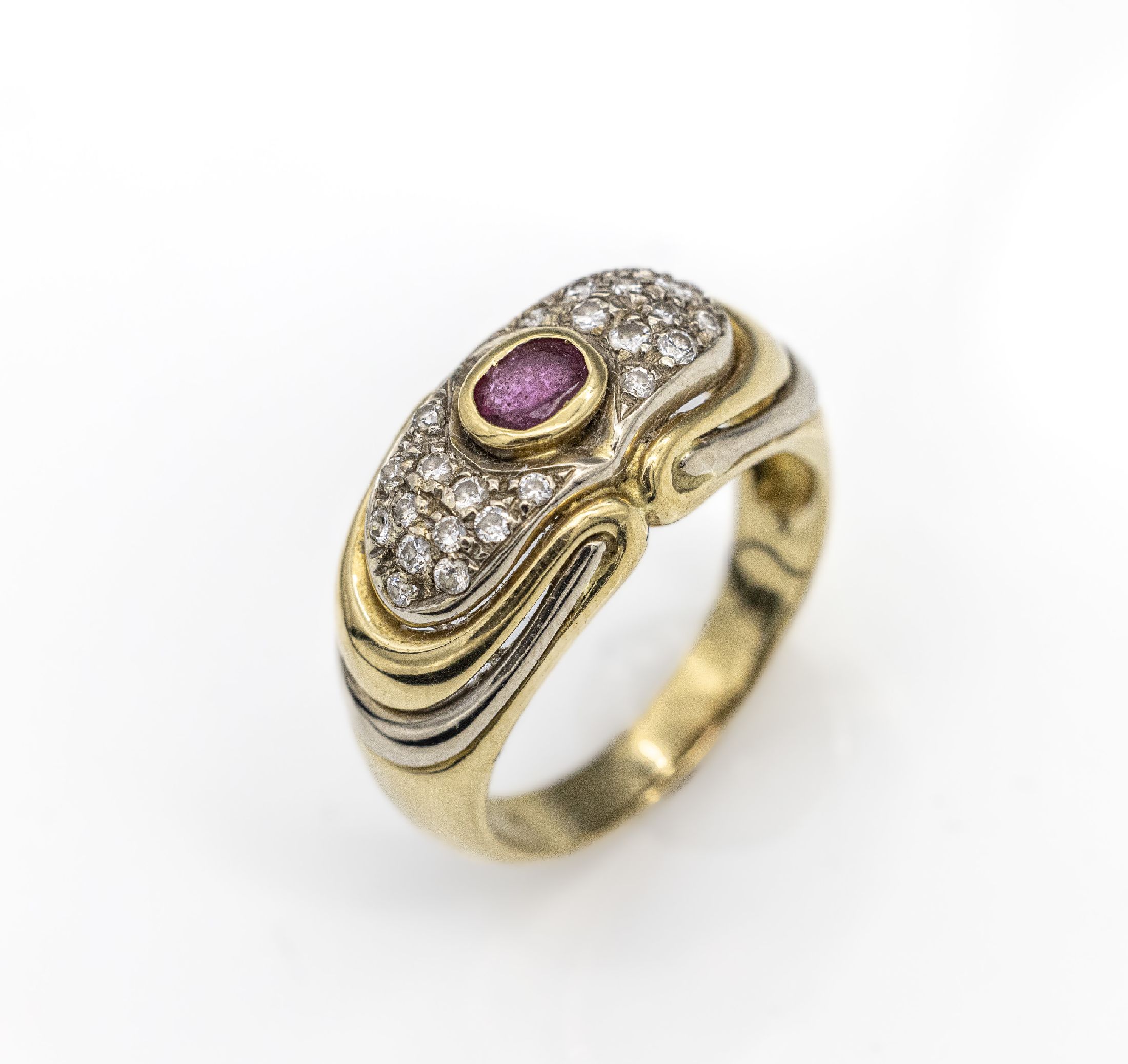 18 kt Gold Rubin-Brillant-Ring, GG 750/000, ovalfacett. Rubin ca. 0.20 ct, 24 Brillanten zus. ca. 0.30 ct Weiß/si, ca. 7.6 g, RW 58