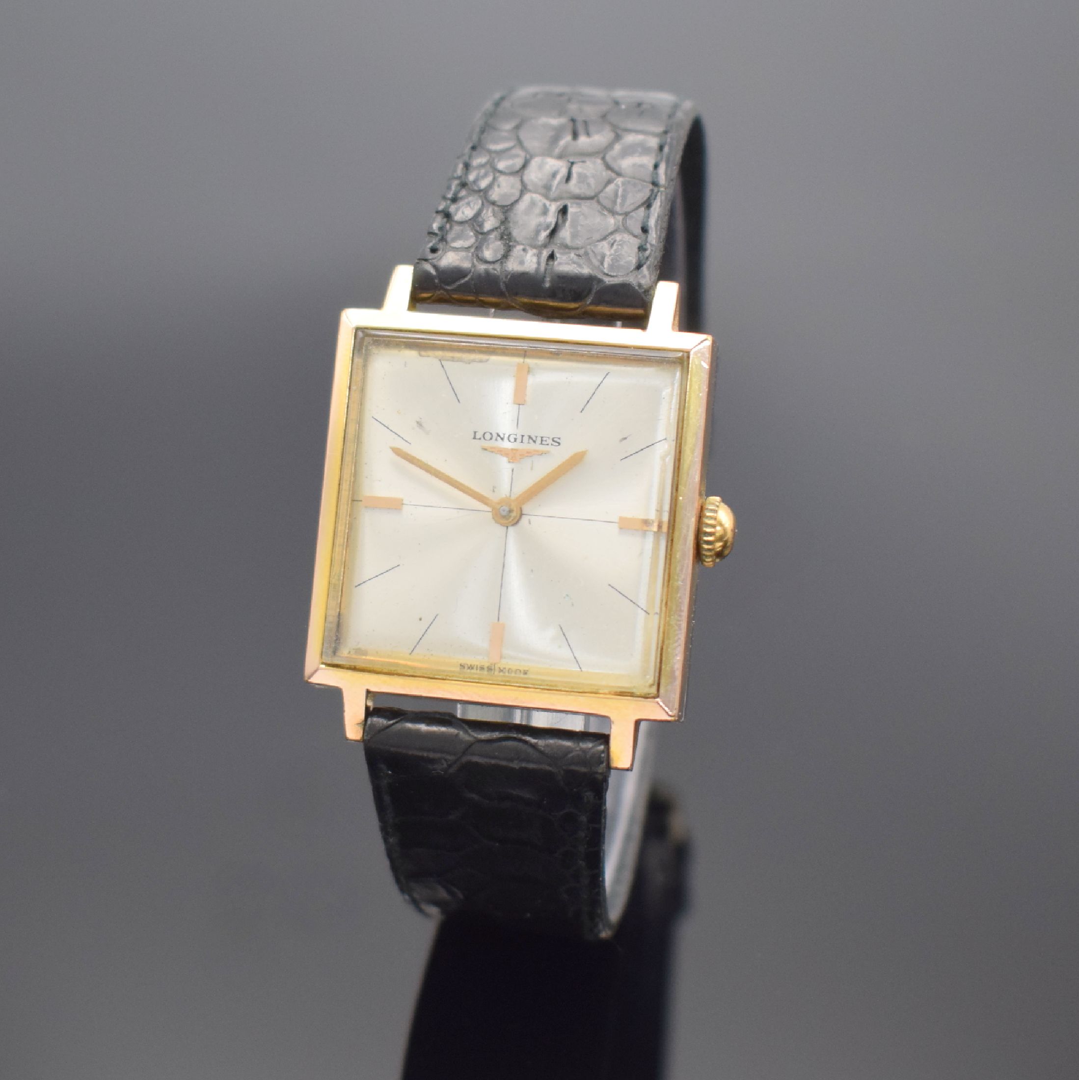 LONGINES vergoldete Armbanduhr Referenz 7731/1, Schweiz um 1968, Handaufzug, Stahlboden aufgedr., silb. Zifferbl. altersb. fl., 4 gold. Std.-Ind. & ...