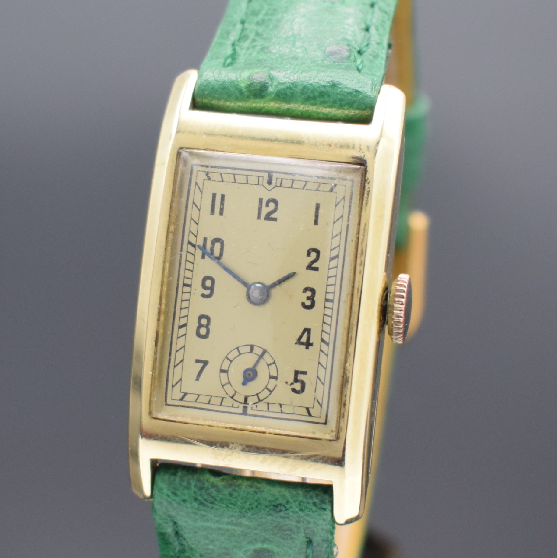 Detail a: Armbanduhr in GG 585/000, Schweiz um 1930, Handaufzug, Scharnierboden, verg. Krone (teils verg. fehl.), champagnerfarb. Zifferbl. m. arab. Zahlen, ...