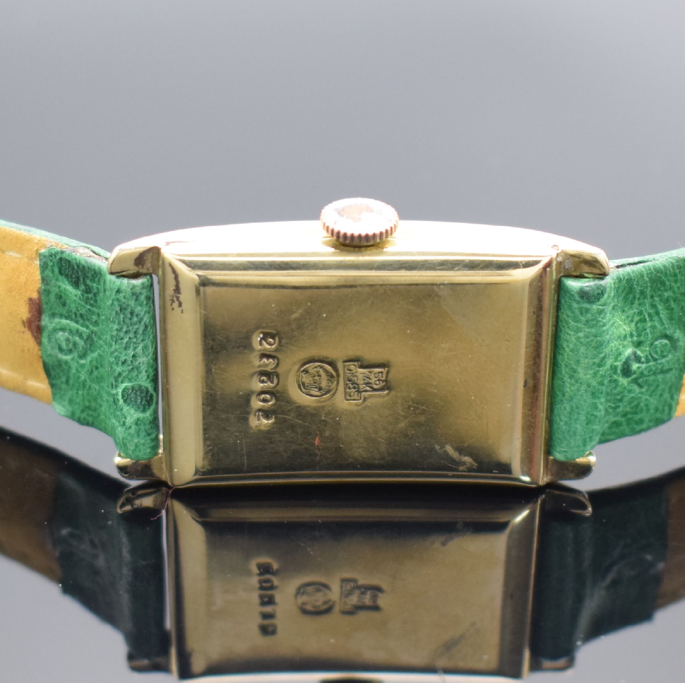 Detail c: Armbanduhr in GG 585/000, Schweiz um 1930, Handaufzug, Scharnierboden, verg. Krone (teils verg. fehl.), champagnerfarb. Zifferbl. m. arab. Zahlen, ...