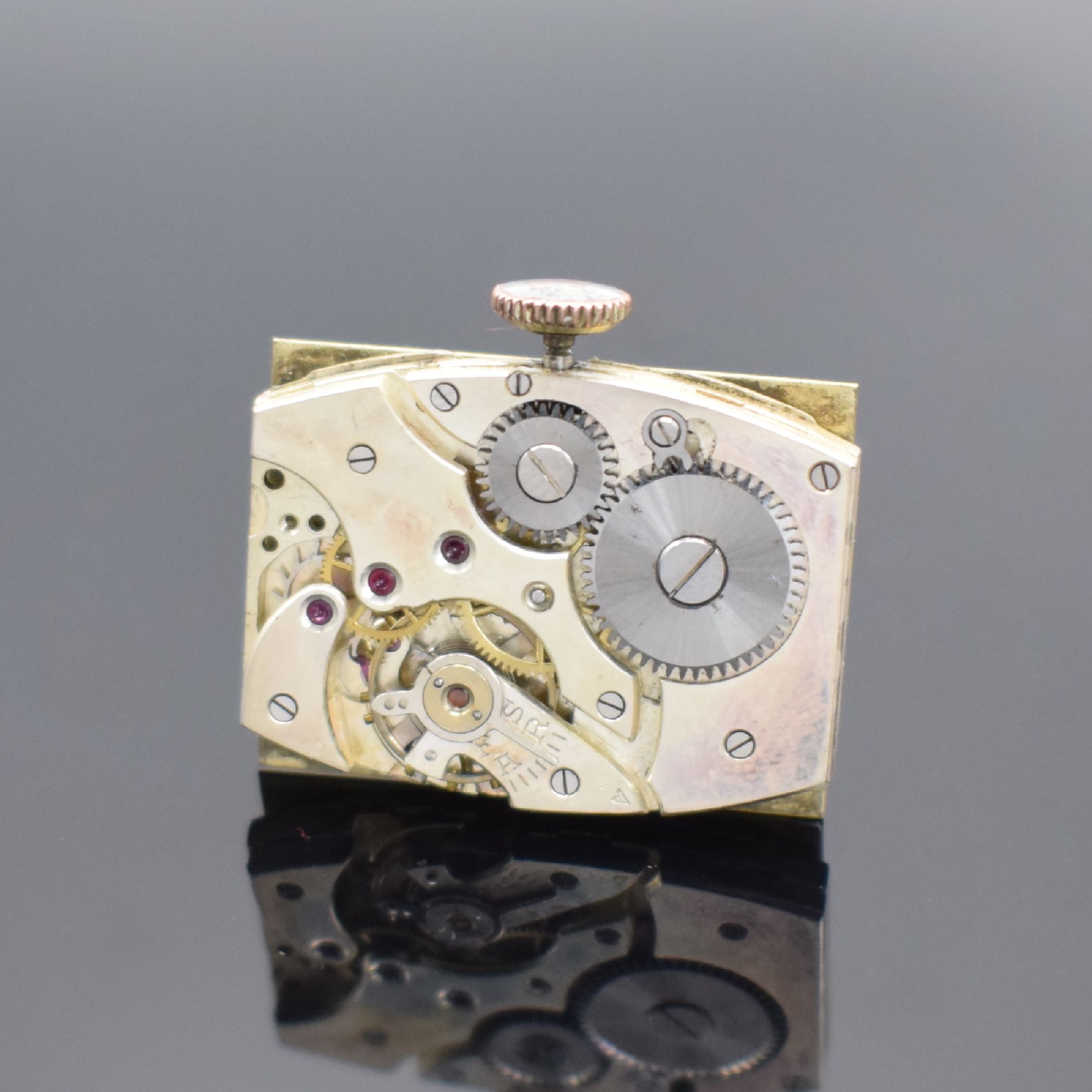 Detail d: Armbanduhr in GG 585/000, Schweiz um 1930, Handaufzug, Scharnierboden, verg. Krone (teils verg. fehl.), champagnerfarb. Zifferbl. m. arab. Zahlen, ...