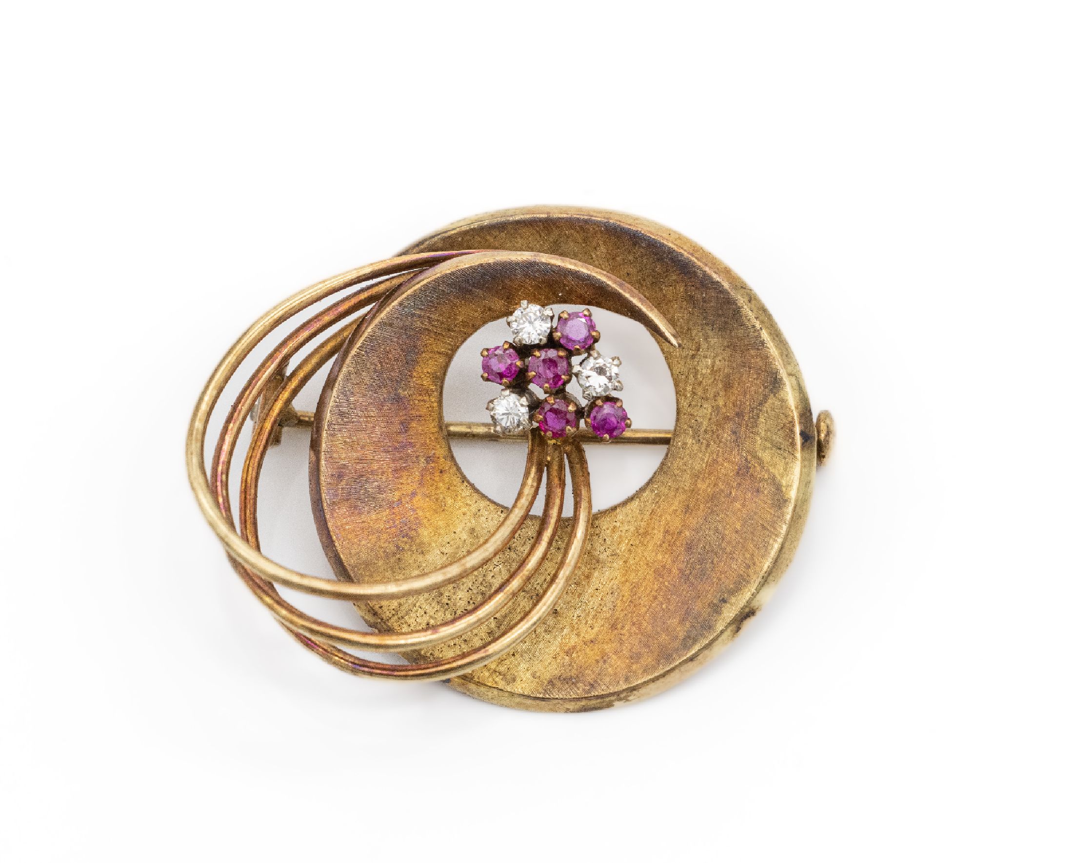 14 kt Gold Brillant-Rubin-Brosche, GG 585/000, 1950er Jahre, geschwungene Gestaltung, Oberfläche teilw. sat., 5 rundfacett. Rubinezus. ca. 0.20 ct, ...