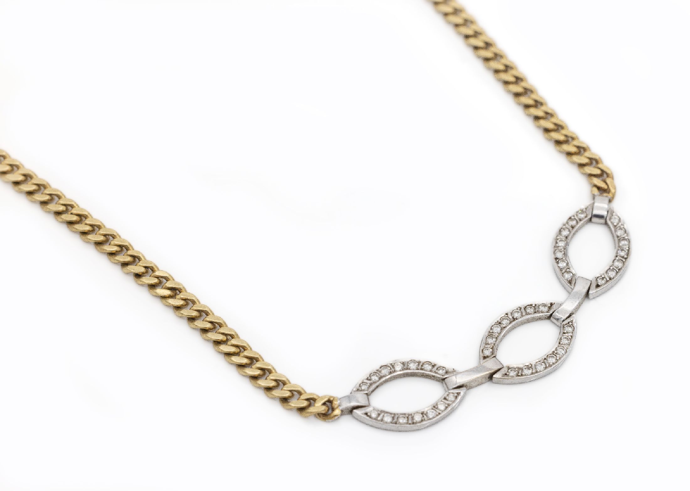 14 kt Gold Diamant-Collier, GG/WG 585/000, 3 ovale Mittelteile aus WG, 42 Brillanten zus.ca. 0.84 ct Weiß/si, L. ca. 38 cm, ca. 23.2 ...