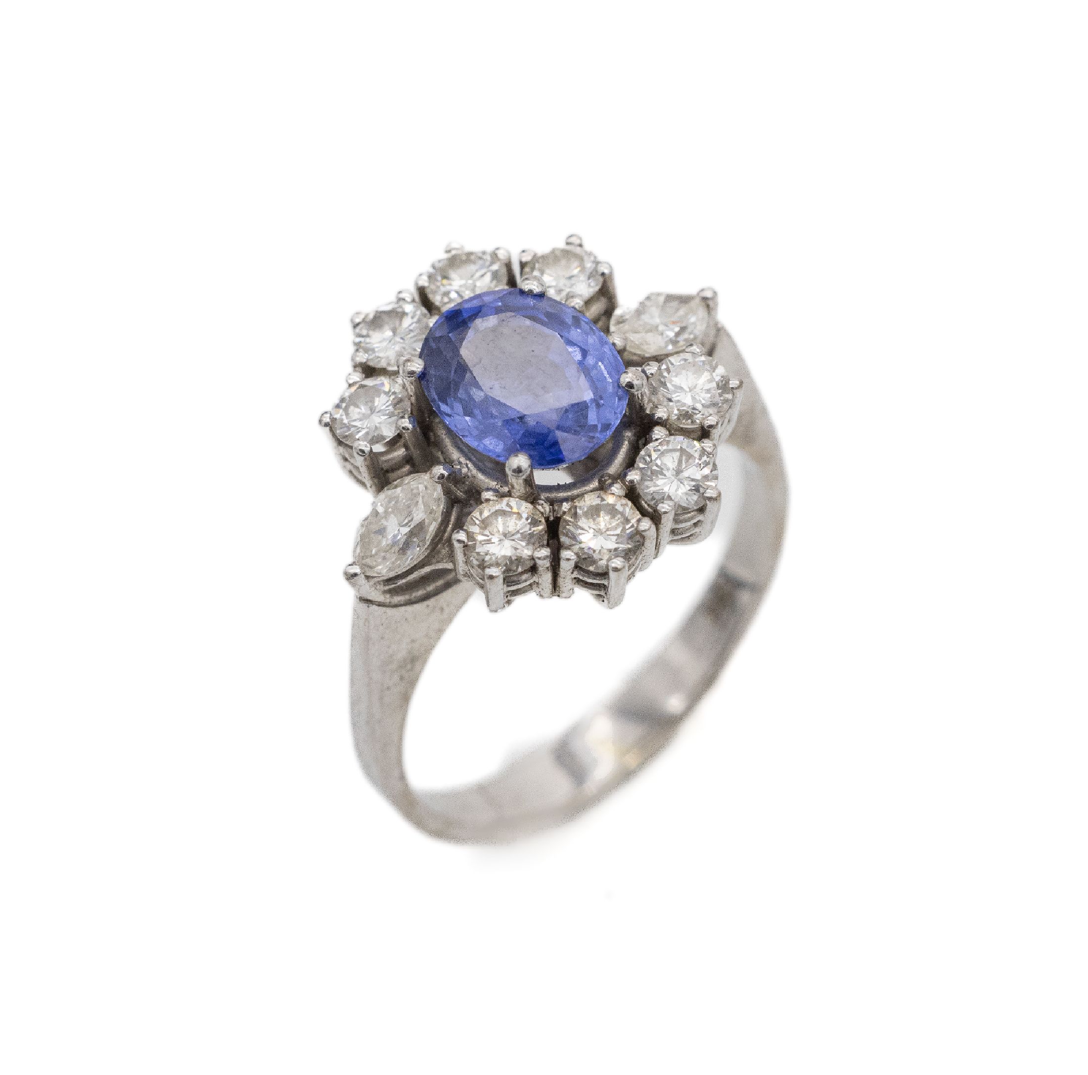18 kt Gold Diamant-Saphir-Ring, WG 750/000, mittig ovalfacett. Saphir ca. 2.0 ct,umgeben von 2 Diamantnavettes und 8 Brillanten zus. ca. 1.10 ct ...