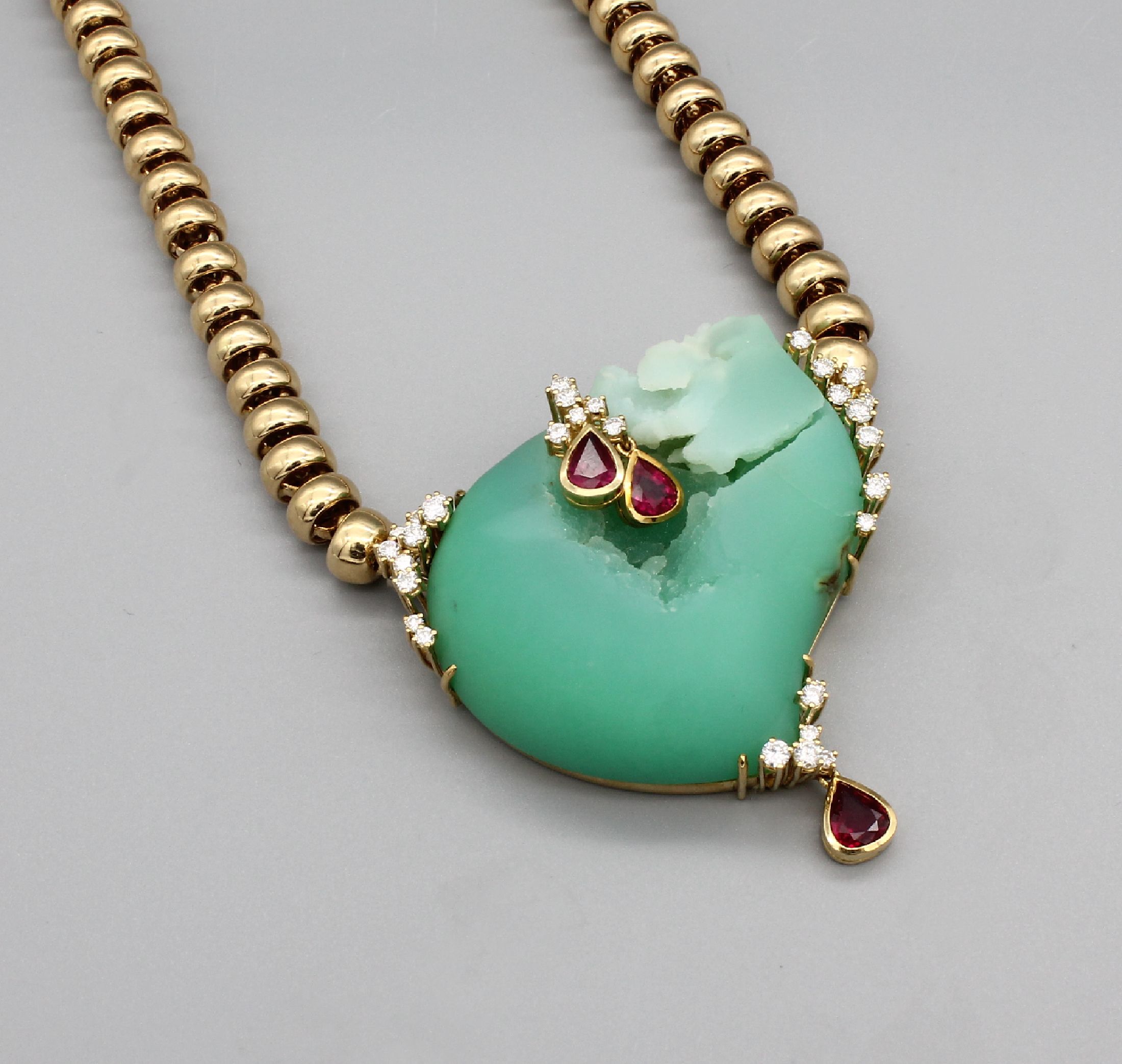 Ausgefallenes 18 kt Gold Collier "Gebrochenes Herz", GG 750/000, Chrysoprasherz mattiert,3 facett. Rubin-Tropfen von hervorragender Farbe ...