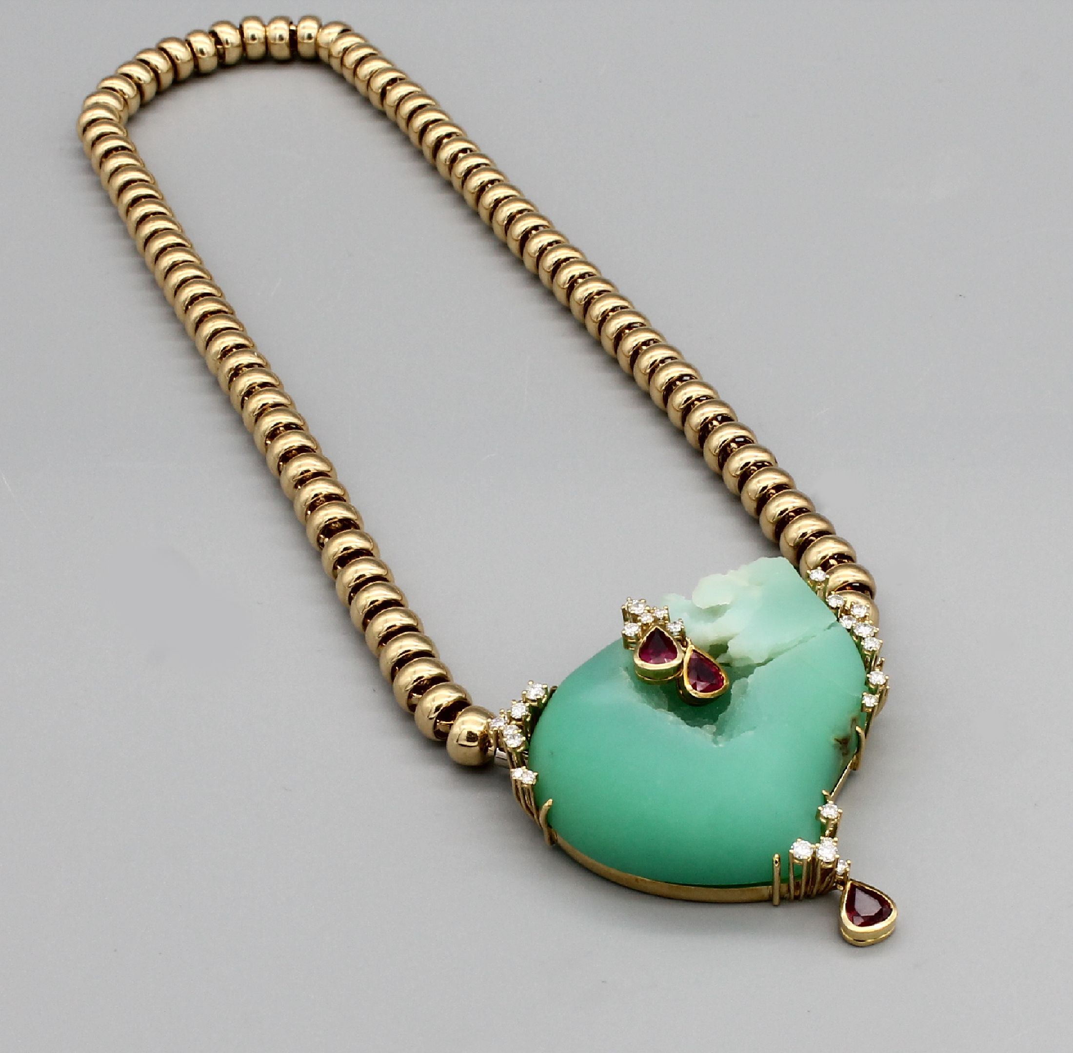 Detail a: Ausgefallenes 18 kt Gold Collier "Gebrochenes Herz", GG 750/000, Chrysoprasherz mattiert,3 facett. Rubin-Tropfen von hervorragender Farbe ...