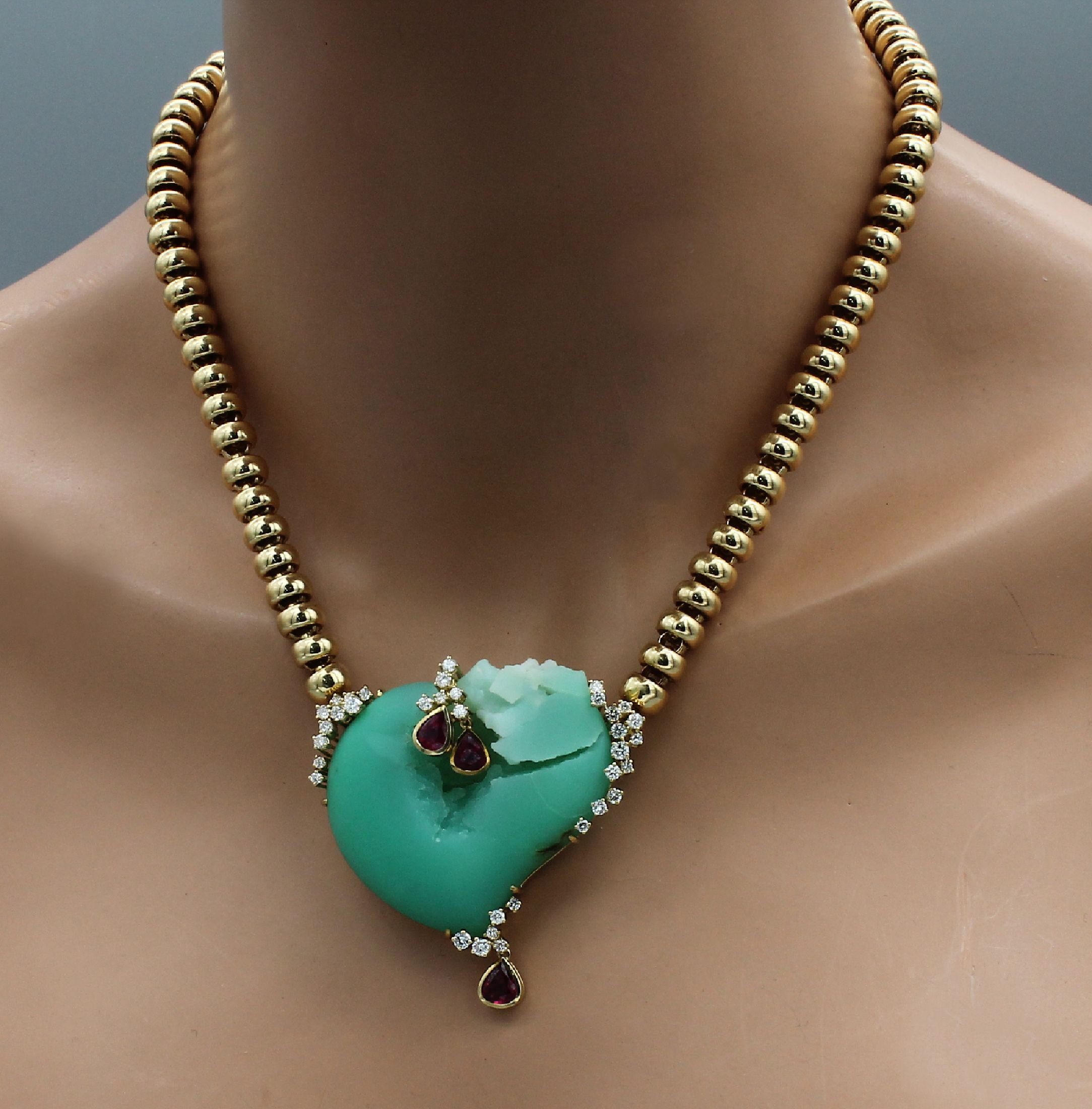 Detail b: Ausgefallenes 18 kt Gold Collier "Gebrochenes Herz", GG 750/000, Chrysoprasherz mattiert,3 facett. Rubin-Tropfen von hervorragender Farbe ...