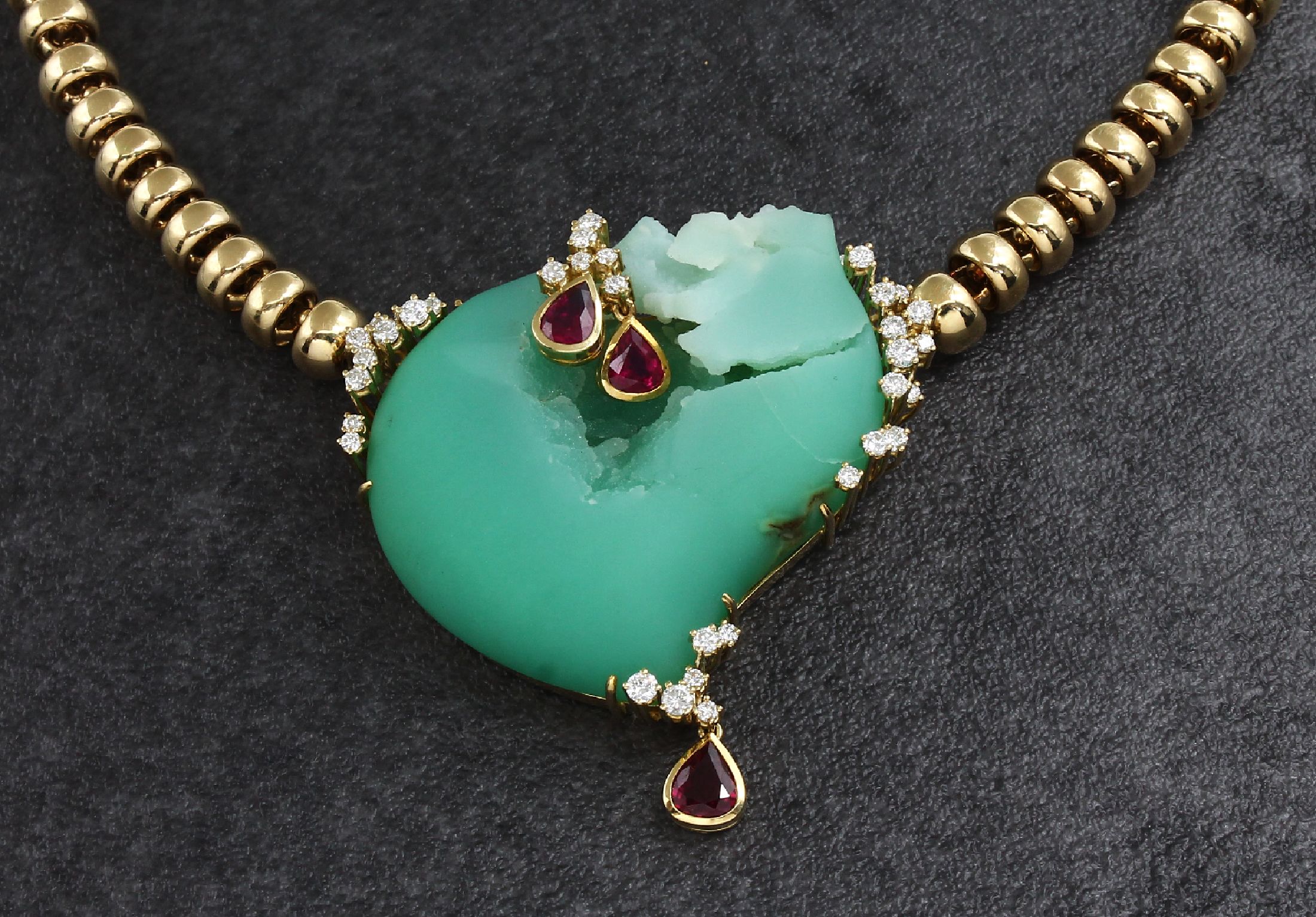 Detail c: Ausgefallenes 18 kt Gold Collier "Gebrochenes Herz", GG 750/000, Chrysoprasherz mattiert,3 facett. Rubin-Tropfen von hervorragender Farbe ...
