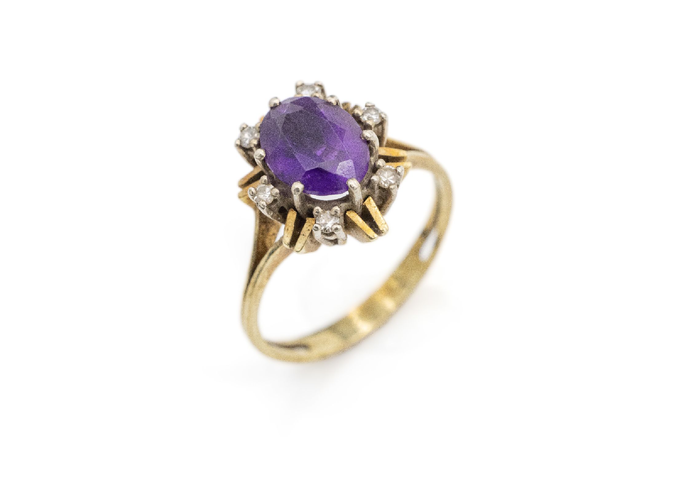 14 kt Gold Amethyst-Diamant-Ring, GG/WG 585/000 gepr., mittig ovalfacett. Amethyst ca.1.50 ct, umgeben von 6 8/8-Diamanten zus. ca. 0.06 ct Weiß/p, ...