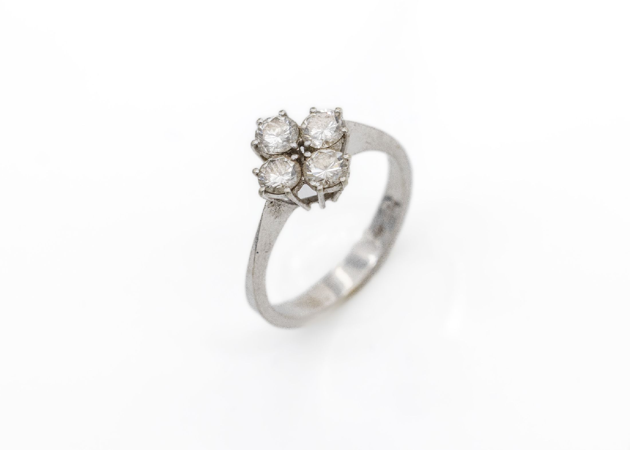 18 kt Gold Brillant-Ring, WG 750/000, 4 Brillanten zus. ca. 0.80 ct Weiß/si, RW 53, Reinigung empfohlen, ca. 2.7 g