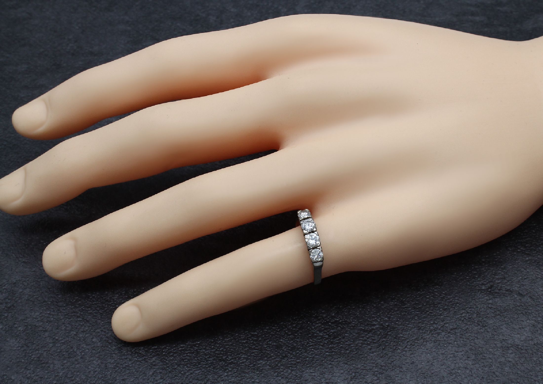 Detail a: 14 kt Gold Brillant-Ring, WG 585/000, 4 Brillanten zus. ca. 0.50 ct Weiß/si, RW 54, ca. 2.9 g, Reinigung notwendig