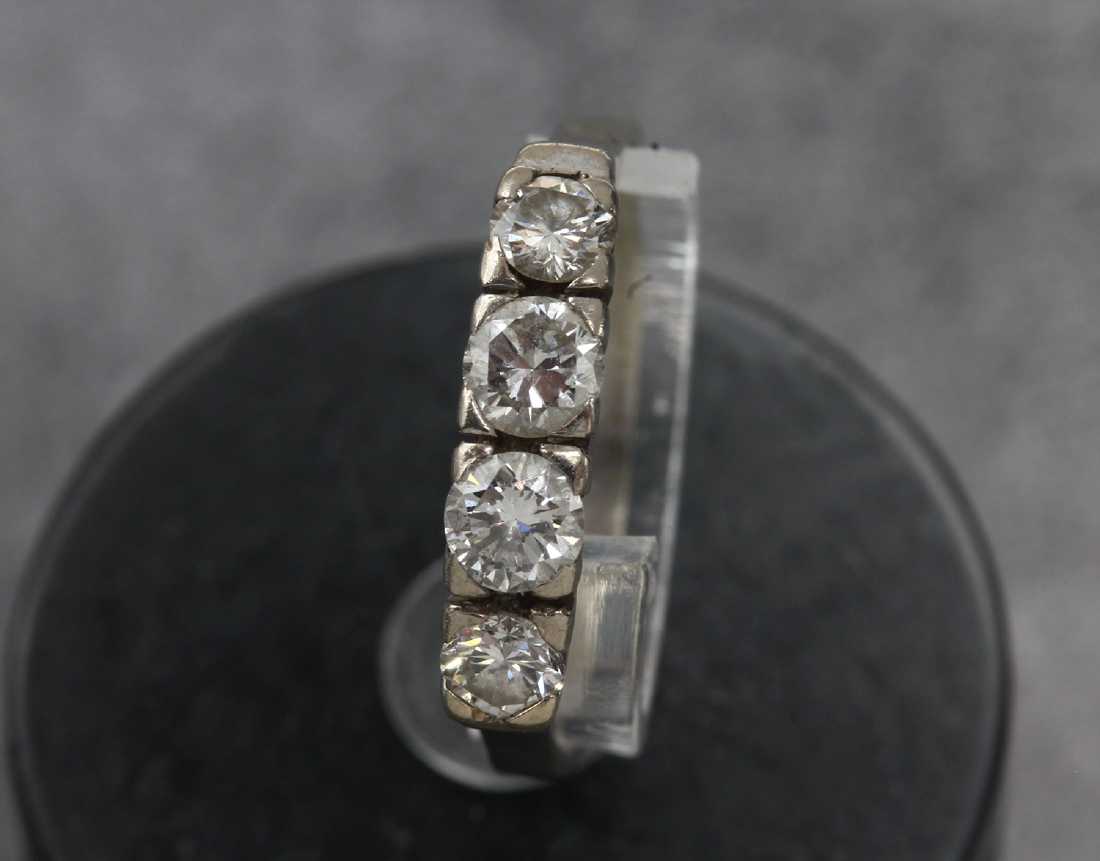 Detail b: 14 kt Gold Brillant-Ring, WG 585/000, 4 Brillanten zus. ca. 0.50 ct Weiß/si, RW 54, ca. 2.9 g, Reinigung notwendig