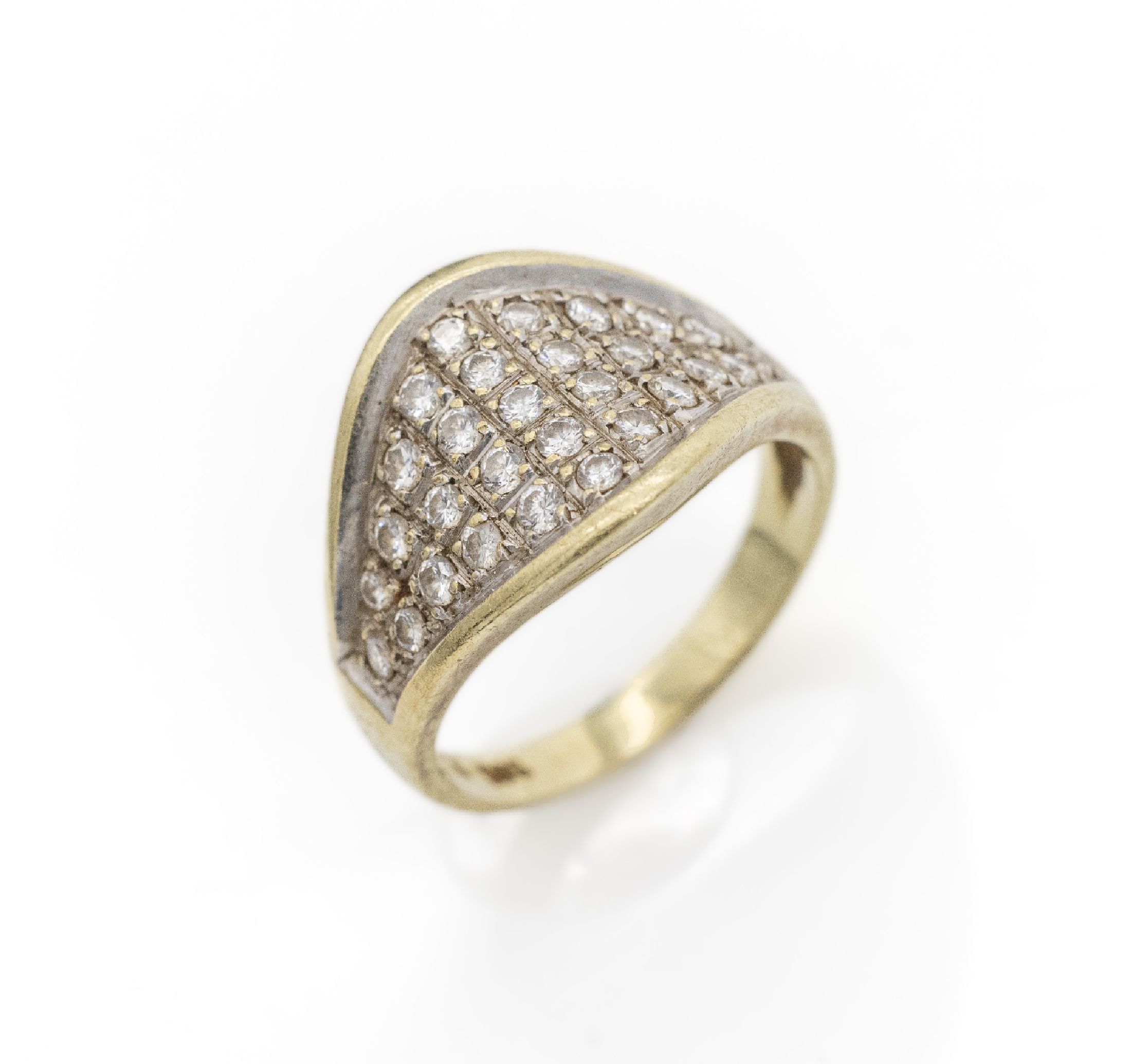 14 kt Gold Brillant-Ring, GG/WG 585/000, 30in WG gefasste Brillanten zus. ca. 0.60 ct Weiß/si, RW 55, ca. 6.3 g, Reinigung notwendig