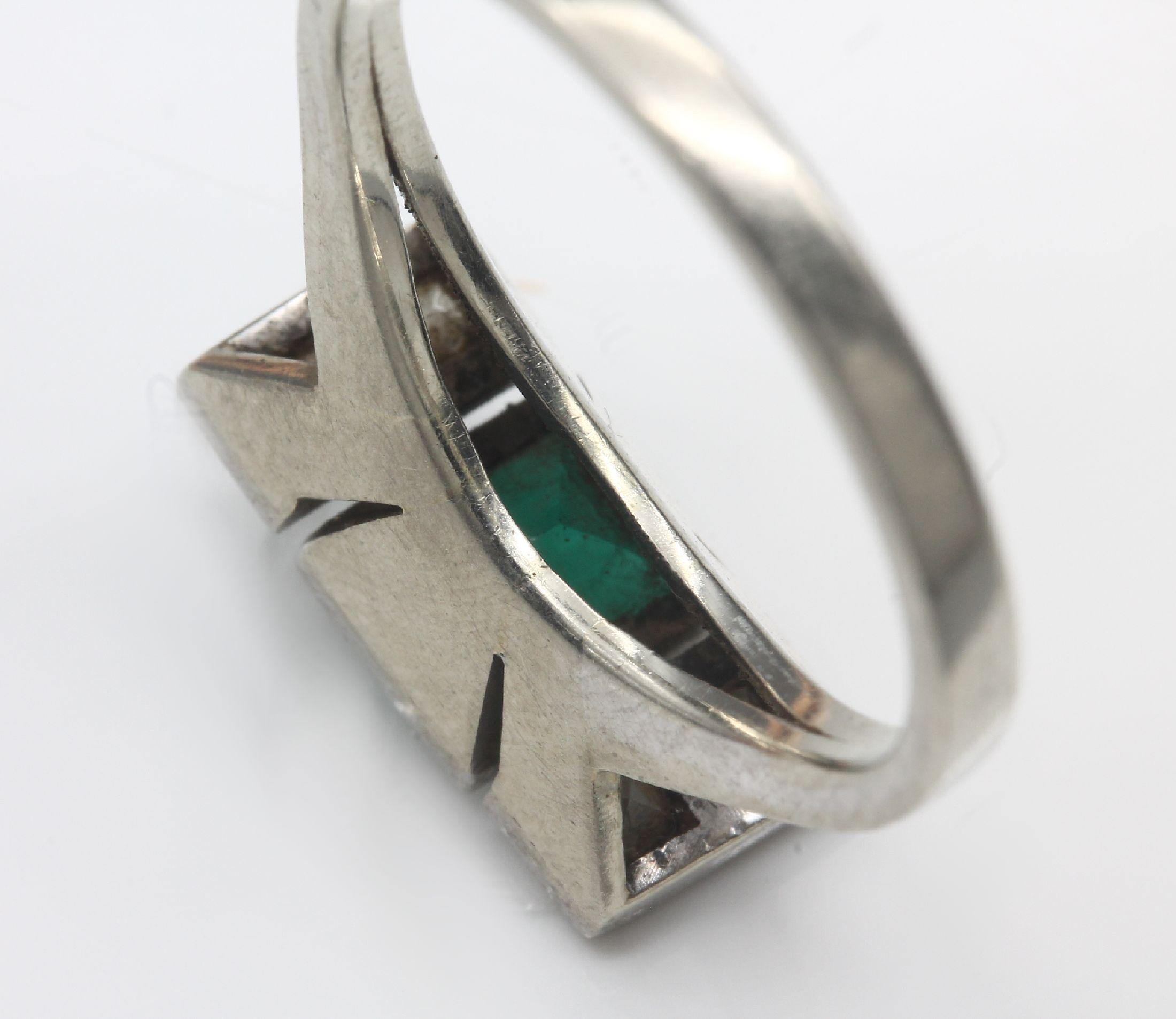 Detail a: 18 kt Gold Diamant-Smaragd-Ring, WG 750/000, mittig Smaragd im Treppenschliff ca. 1.0 ct, 4 Diamant-Carrees zus. ca. 0.60 ct Weiß/si, RW 55, ca. ...