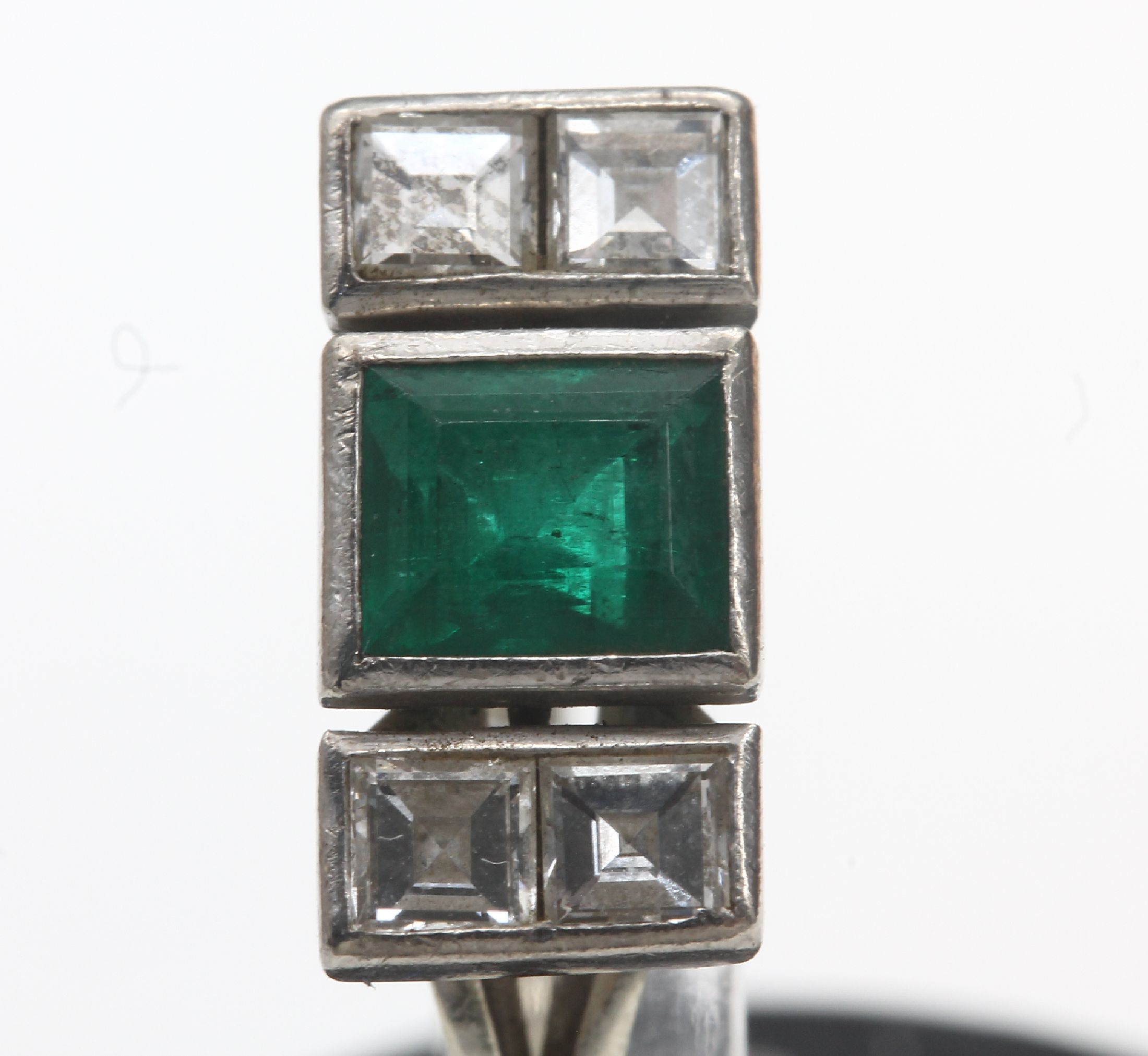 Detail c: 18 kt Gold Diamant-Smaragd-Ring, WG 750/000, mittig Smaragd im Treppenschliff ca. 1.0 ct, 4 Diamant-Carrees zus. ca. 0.60 ct Weiß/si, RW 55, ca. ...
