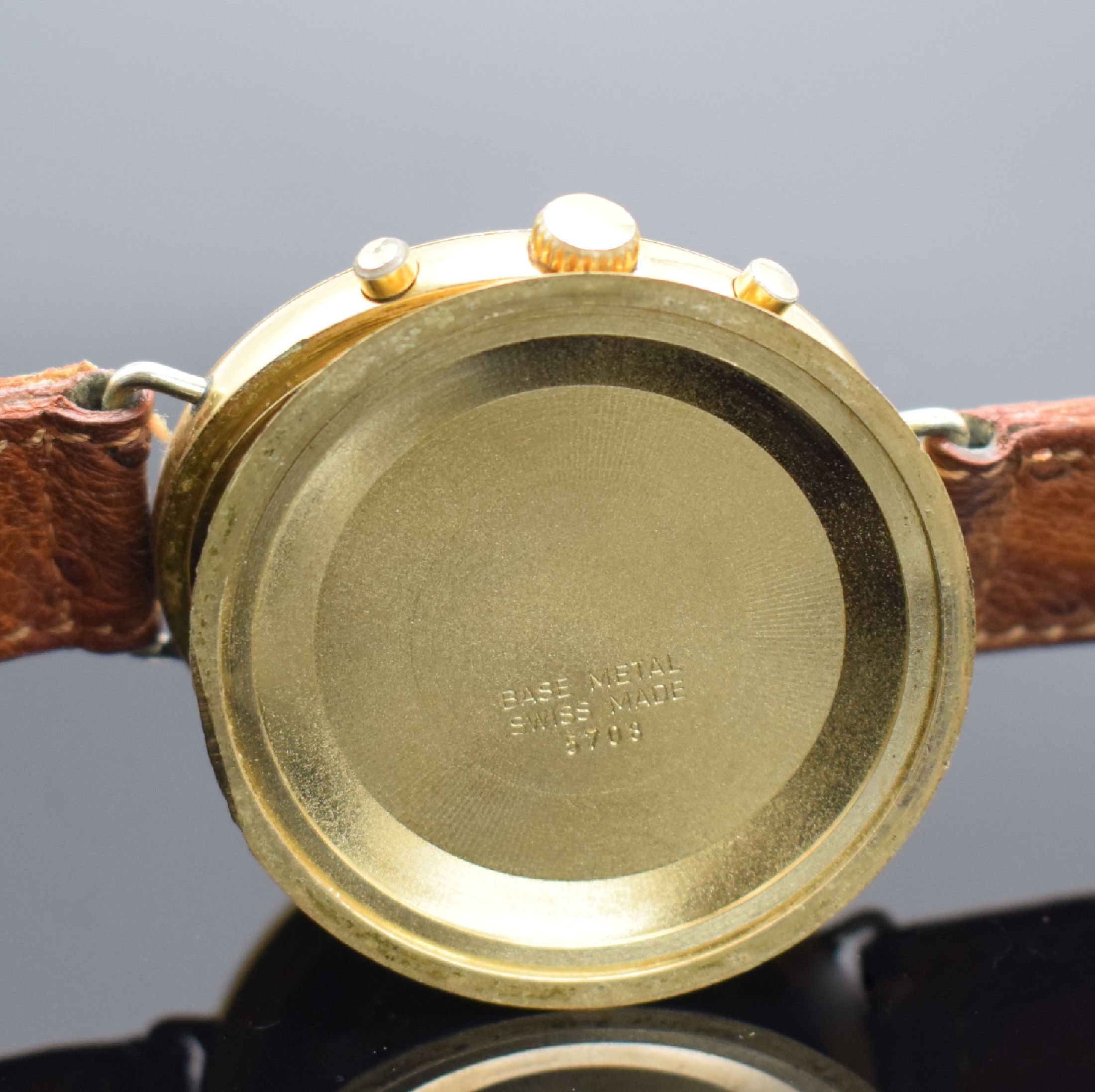 Detail e: GOLANA große Herrenarmbanduhr mit Chronograph & Mondphase, Schweiz um 1980, Handaufzug, verg. Geh. & gedr. Boden besch., Korrekturdr. f. Mondphase ...