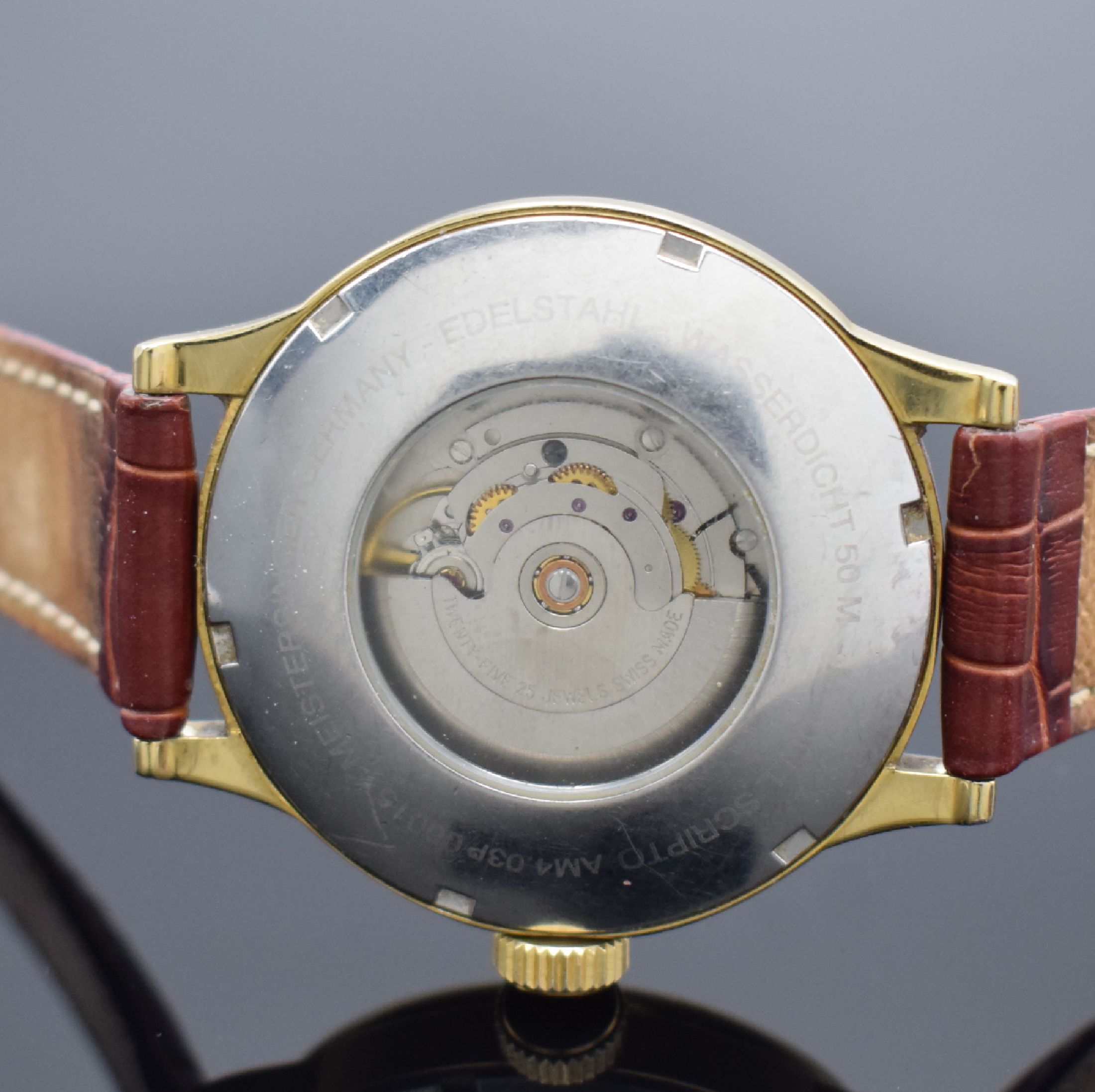 Detail d: MEISTERSINGER Scripto vergoldete Herrenarmbanduhr, Deutschland um 2001, Automatik, beids. vergl. Geh., Boden verschr., elfenbeinfarb. Zifferbl. m. ...