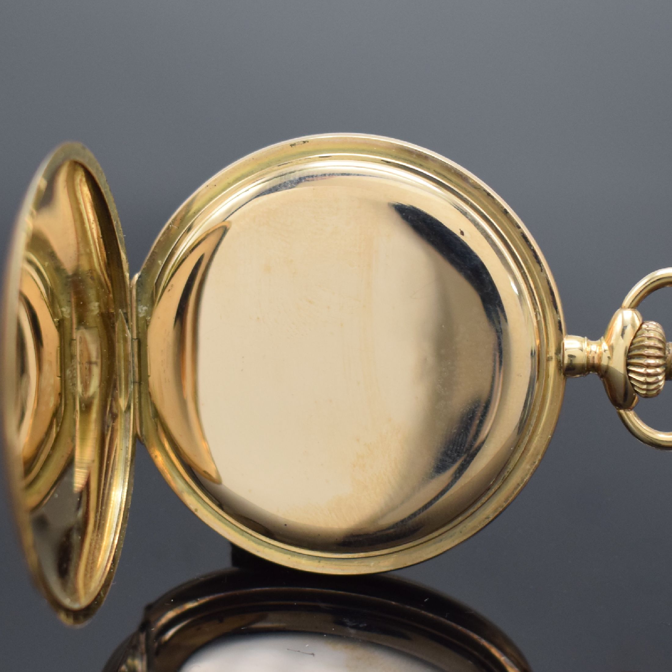 Detail e: Herrensavonette in RoséG 585/000, Schweiz um 1910, glattes 3 Deckel-Goldgeh., Emailzifferbl. m. arab. Zahlen l. riss., gebl. Zeiger, kl. Sek. b. 6, ...