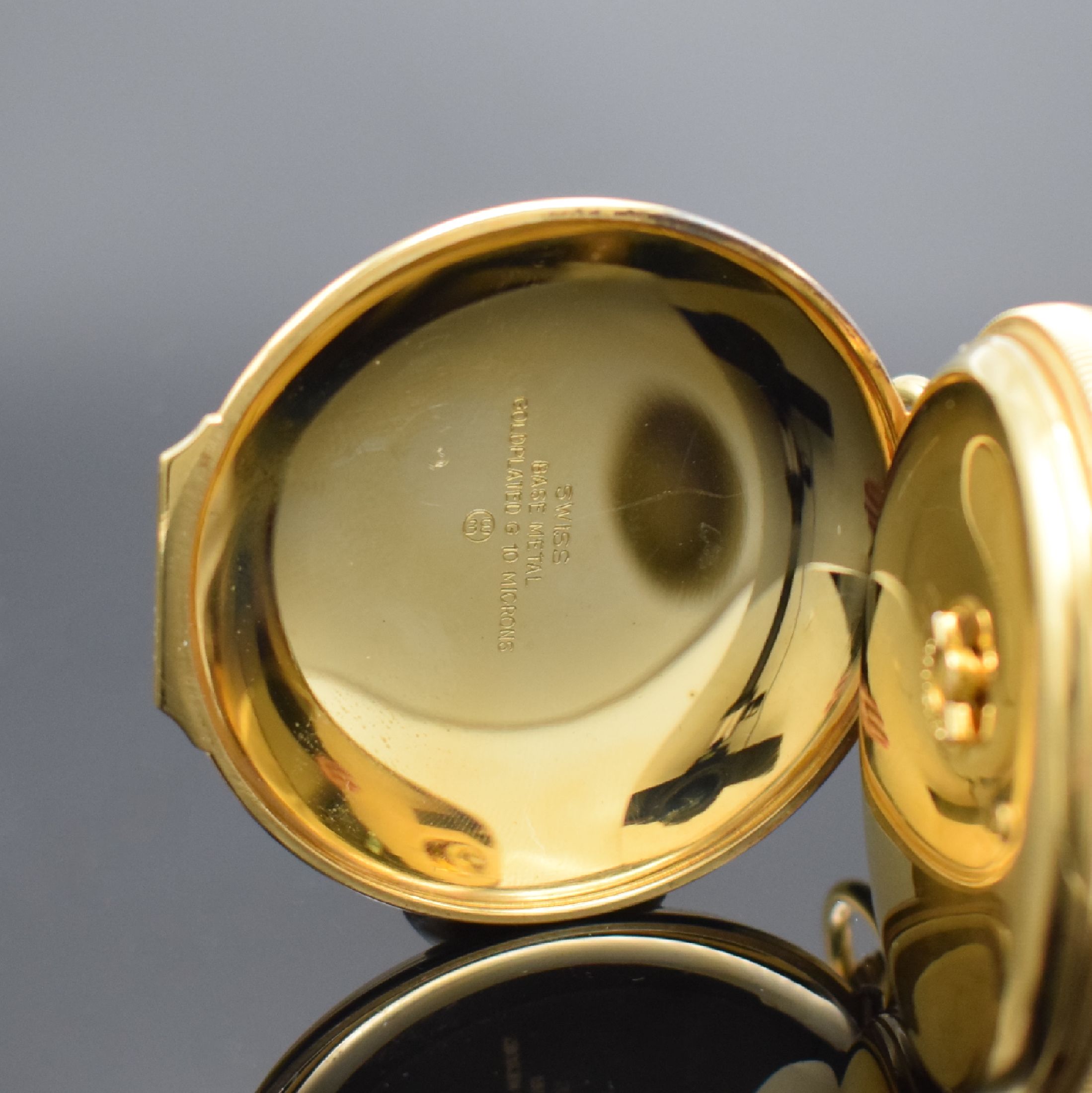 Detail c: REUGE vergoldete Taschenuhr mit Wecker- Spieluhr, Schweiz um 1985, aufstellbarer Rückdeckel m. Musikinstrumenten grav., Rand geriffelt, Zifferbl. m. ...