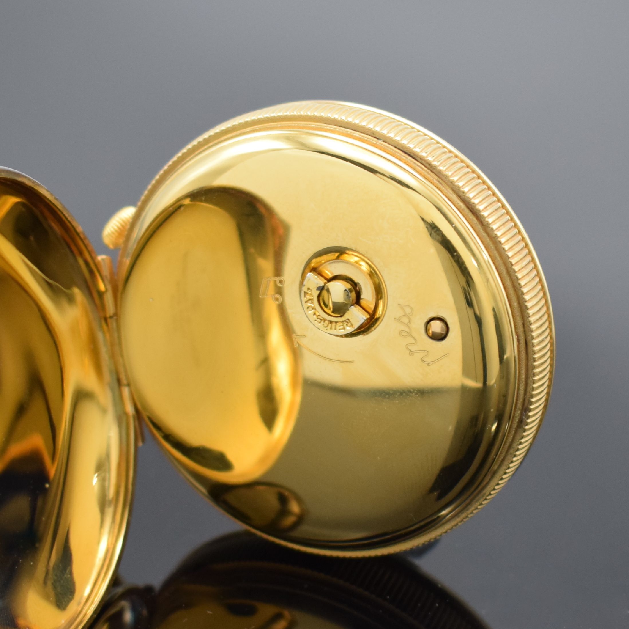 Detail d: REUGE vergoldete Taschenuhr mit Wecker- Spieluhr, Schweiz um 1985, aufstellbarer Rückdeckel m. Musikinstrumenten grav., Rand geriffelt, Zifferbl. m. ...