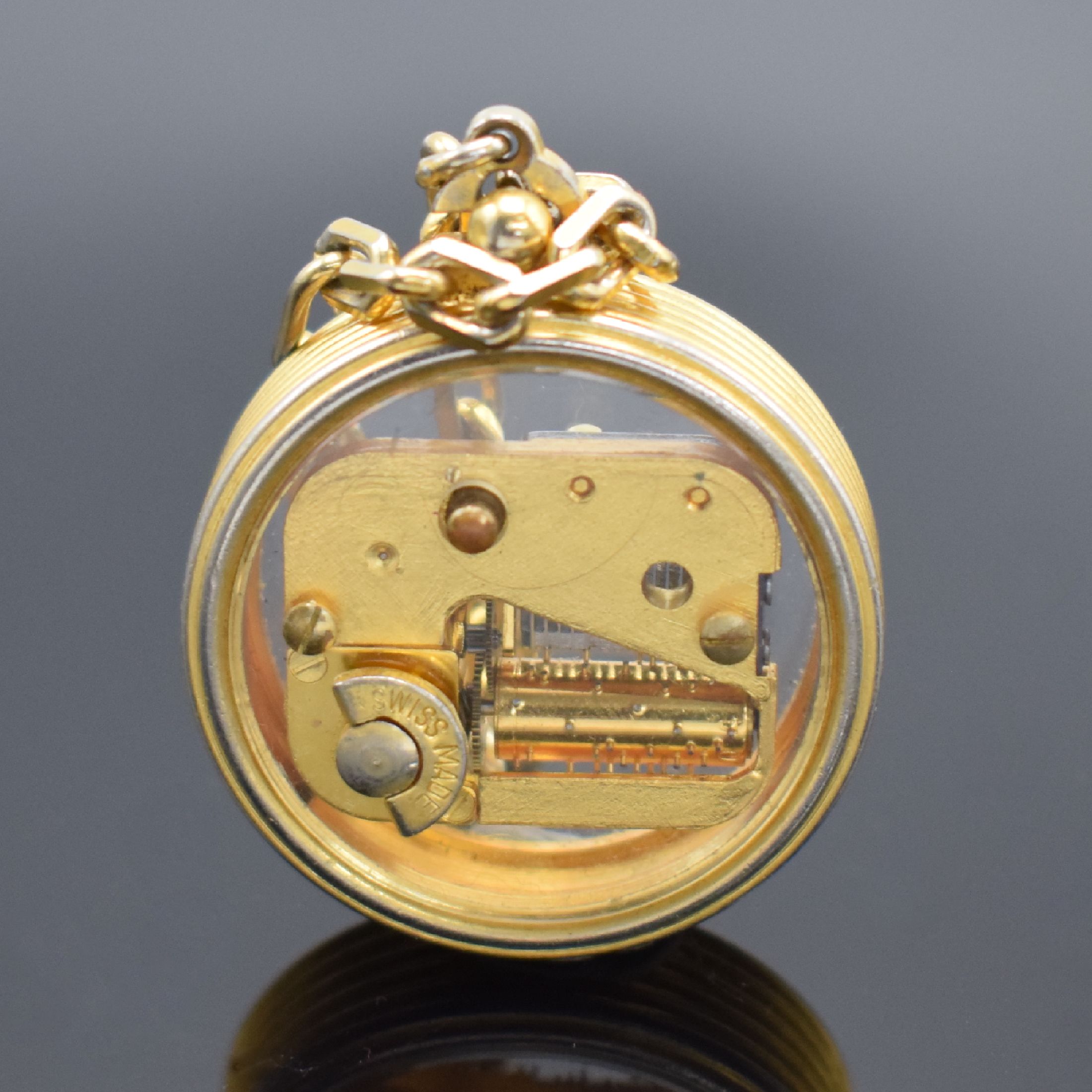 Detail a: REUGE vergoldete Anhängerspieluhr mit Kette, Schweiz um 1980, Melodie "Dreh dich noch einmal um eh wir auseinander gehen", beids. vergl. ...