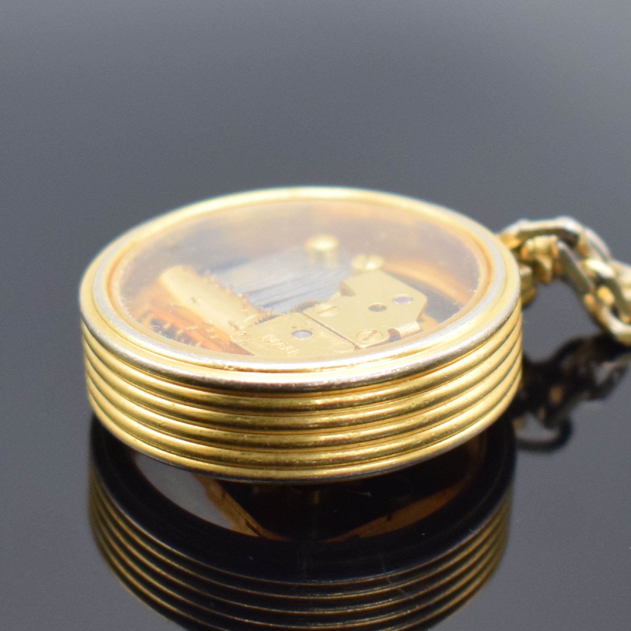 Detail d: REUGE vergoldete Anhängerspieluhr mit Kette, Schweiz um 1980, Melodie "Dreh dich noch einmal um eh wir auseinander gehen", beids. vergl. ...