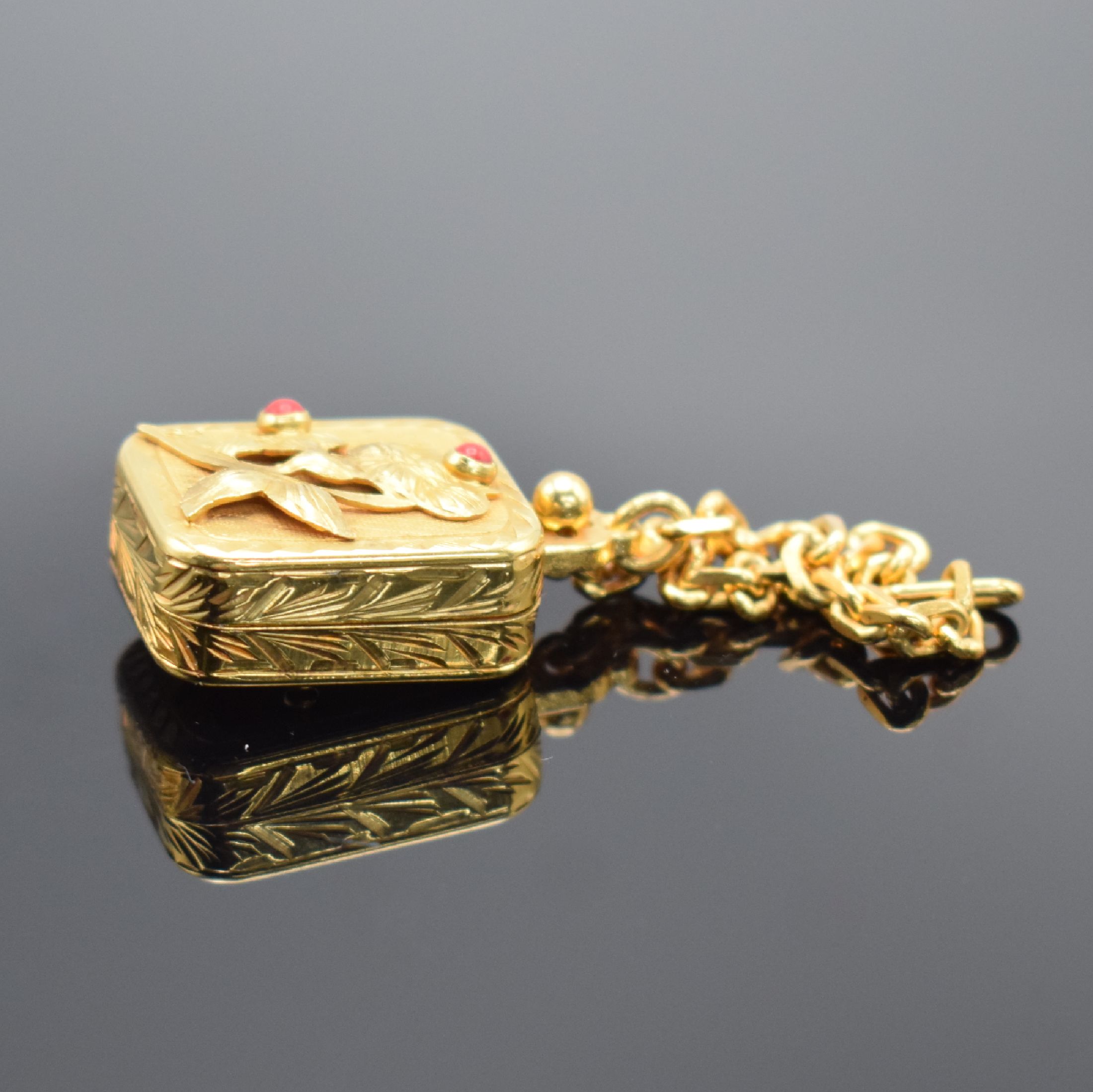 Detail d: REUGE vergoldete Miniaturspieluhr mit Kette, Schweiz um 1950, Melodie "Ich hab getanzt heut Nacht", gedr., floral verz. & m. Schmucksteinen ...