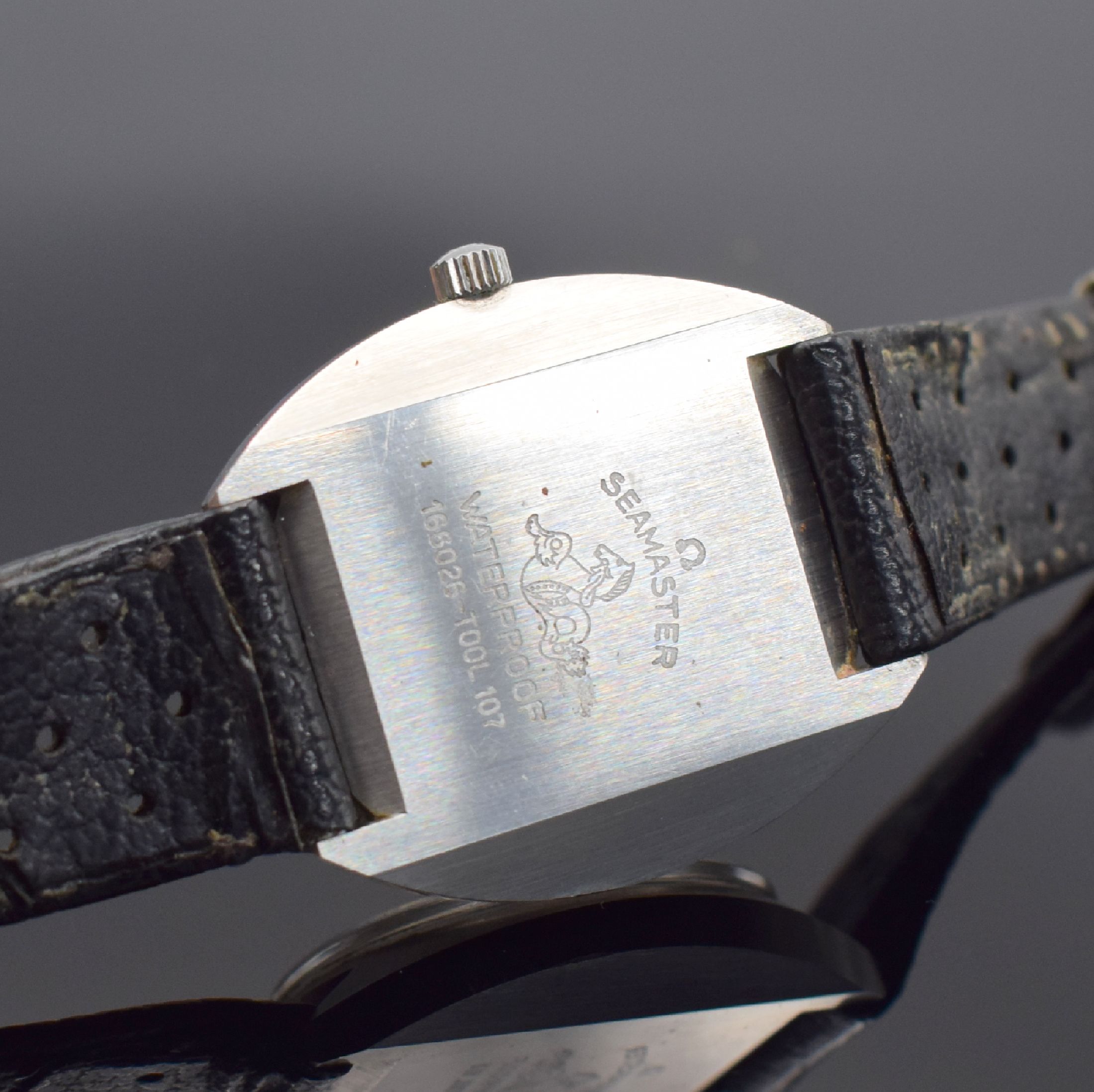 Detail d: OMEGA Seamaster Cosmic Herrenarmbanduhr Referenz 166026, Schweiz um 1969, Automatik, Monocoque-Geh. in Edelstahl, Lederband m. orig. Dornschl., get. ...