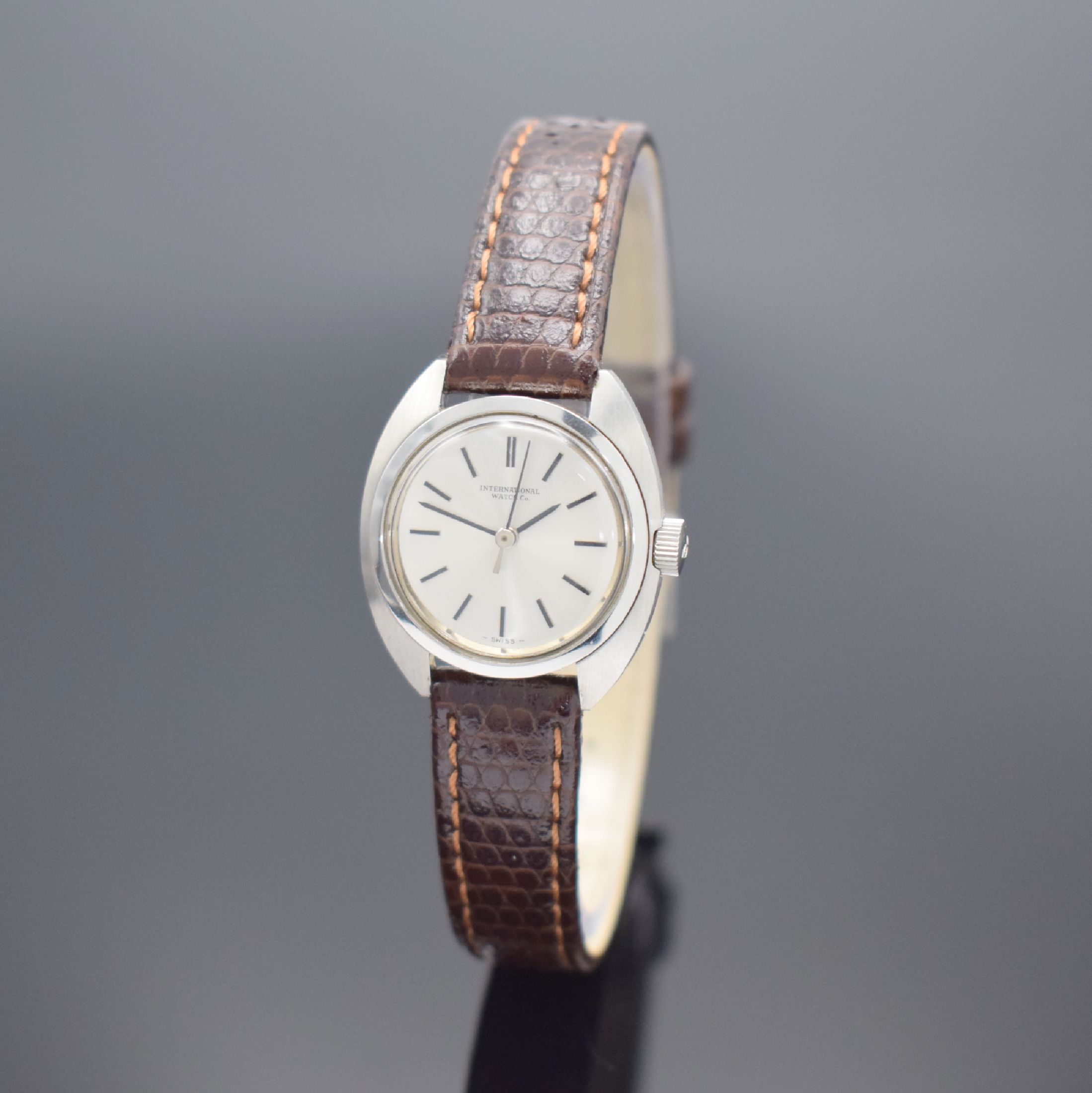 IWC Damenarmbanduhr in Stahl Referenz R 4111, Handaufzug, Schweiz um 1972, Boden verschr., Lederband m. orig. Dornschl., silb. Zifferbl. m. aufgel. ...