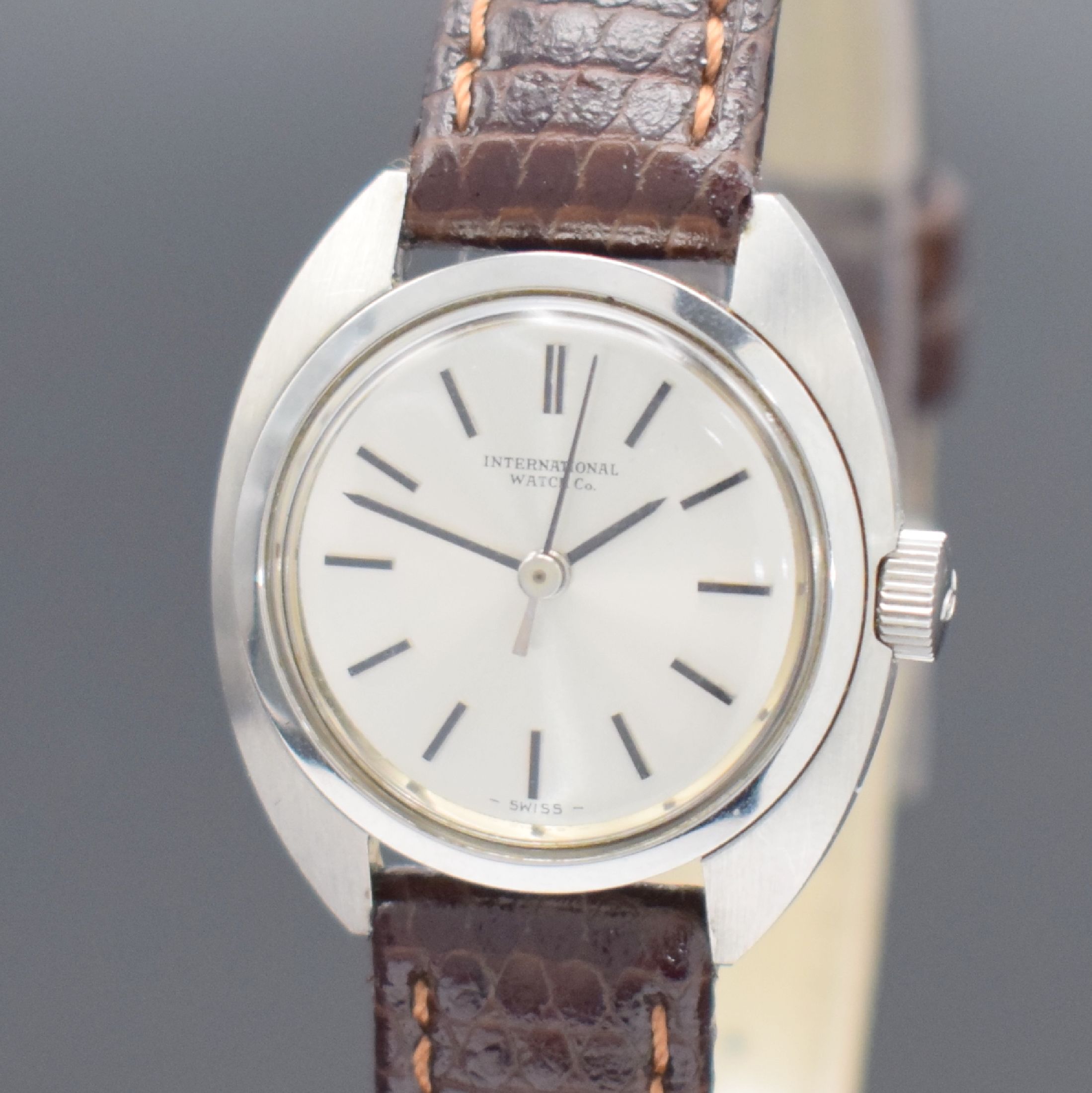Detail a: IWC Damenarmbanduhr in Stahl Referenz R 4111, Handaufzug, Schweiz um 1972, Boden verschr., Lederband m. orig. Dornschl., silb. Zifferbl. m. aufgel. ...