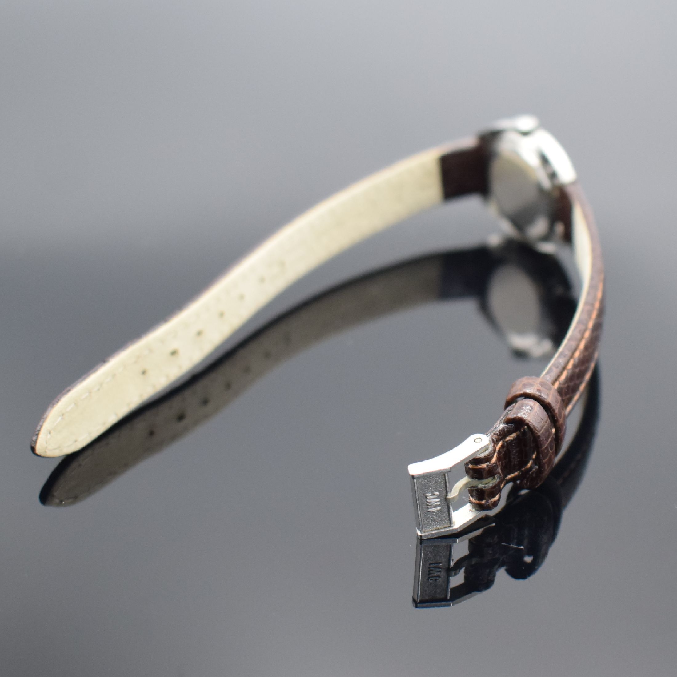 Detail b: IWC Damenarmbanduhr in Stahl Referenz R 4111, Handaufzug, Schweiz um 1972, Boden verschr., Lederband m. orig. Dornschl., silb. Zifferbl. m. aufgel. ...
