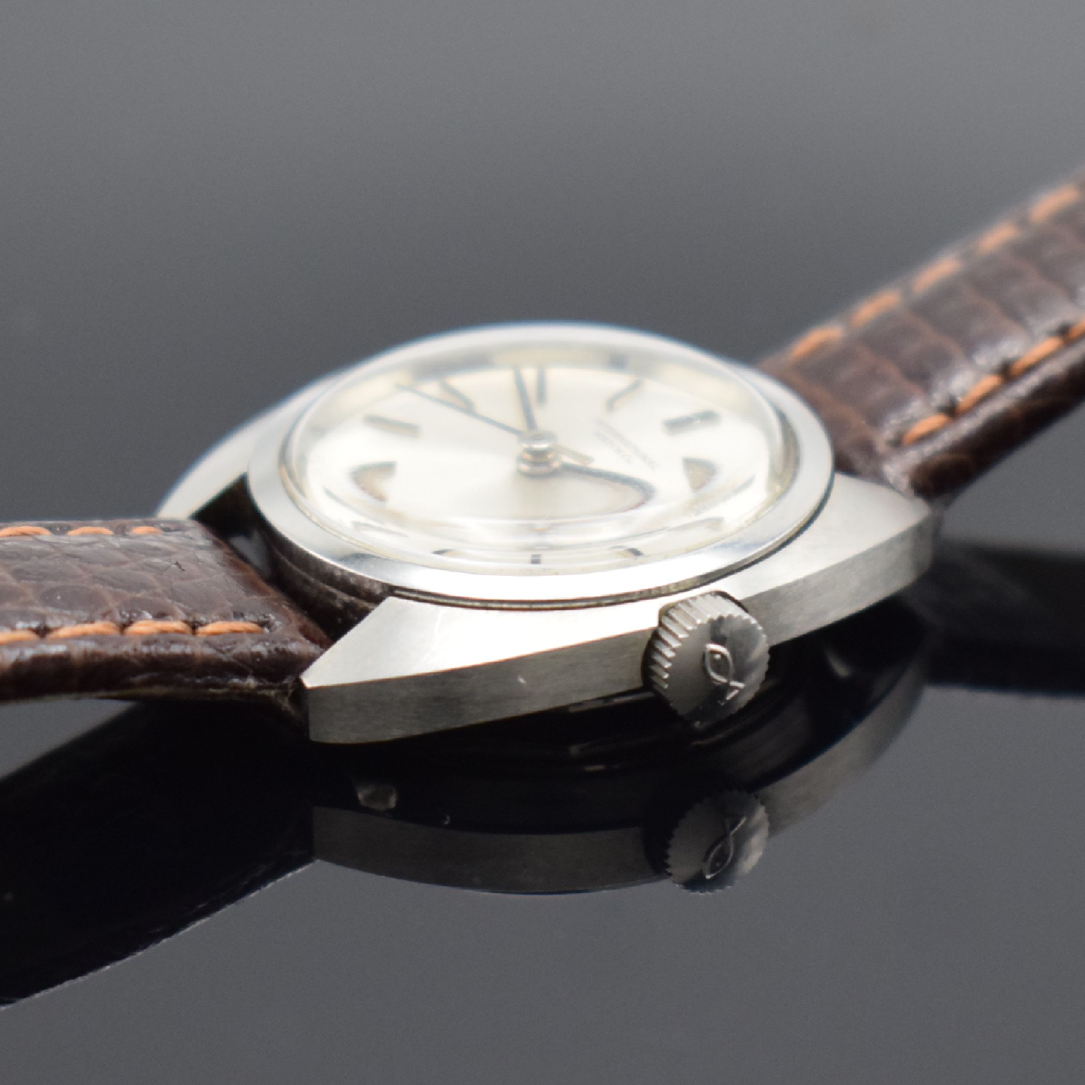 Detail c: IWC Damenarmbanduhr in Stahl Referenz R 4111, Handaufzug, Schweiz um 1972, Boden verschr., Lederband m. orig. Dornschl., silb. Zifferbl. m. aufgel. ...