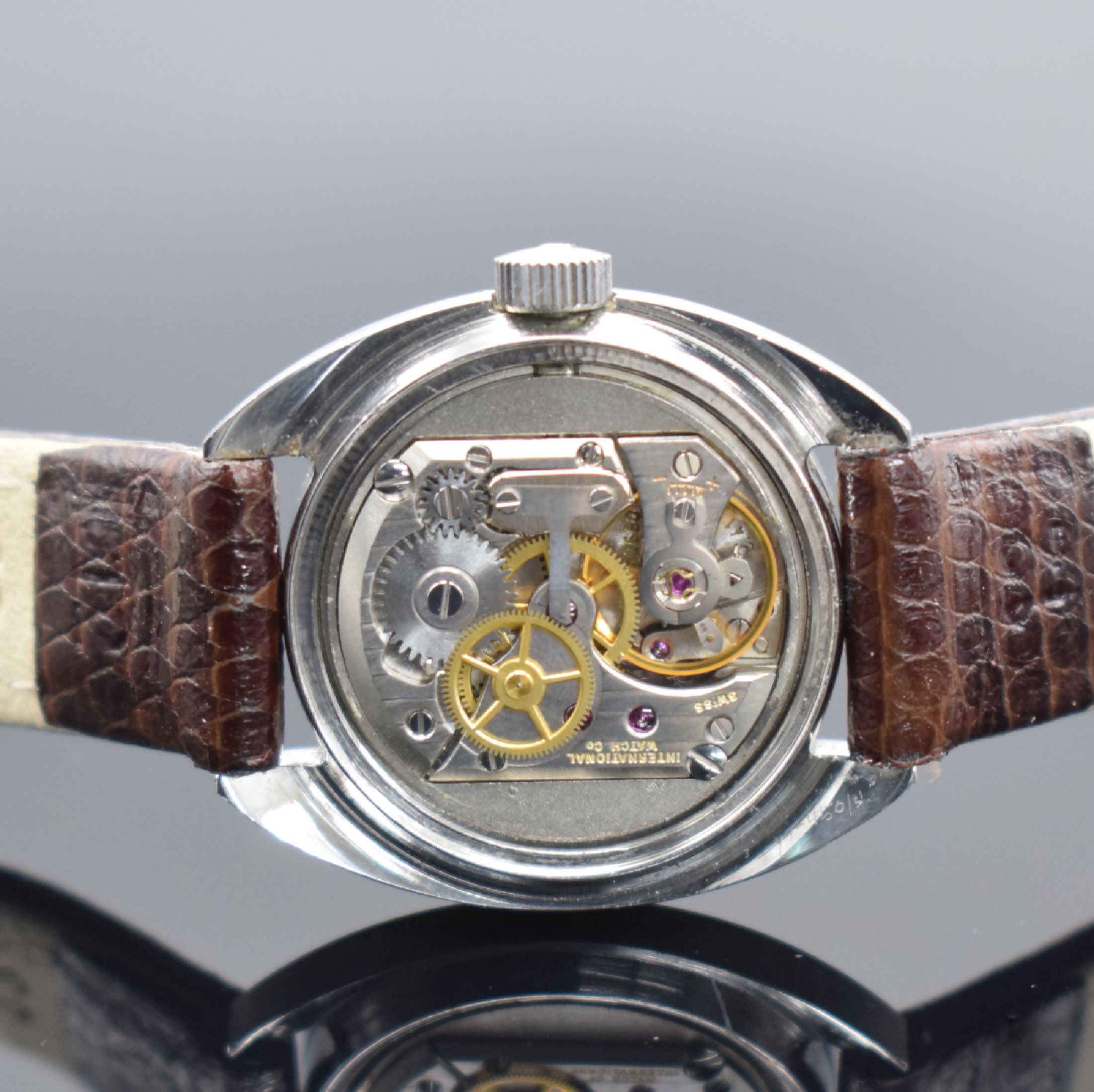Detail e: IWC Damenarmbanduhr in Stahl Referenz R 4111, Handaufzug, Schweiz um 1972, Boden verschr., Lederband m. orig. Dornschl., silb. Zifferbl. m. aufgel. ...