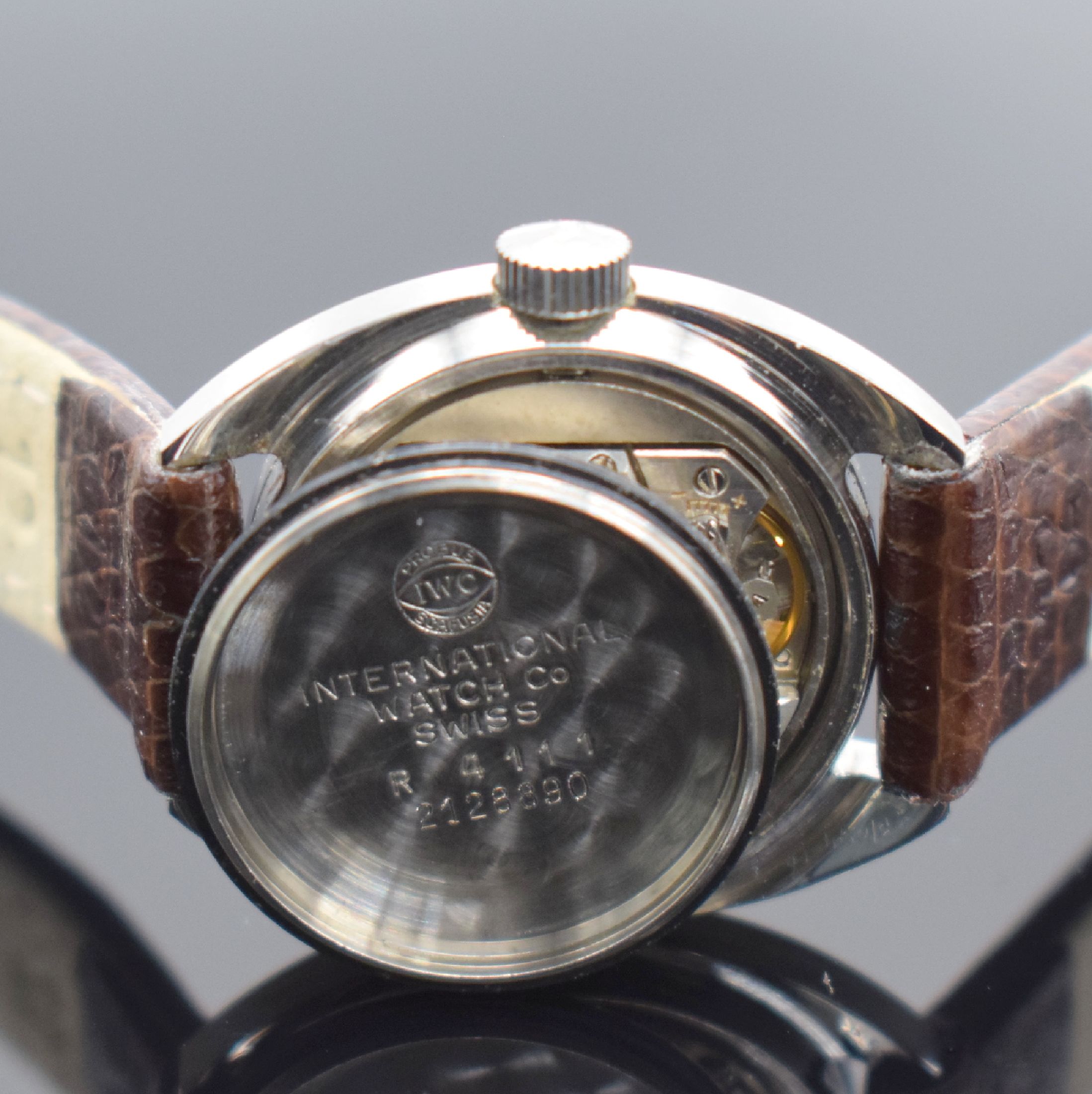 Detail f: IWC Damenarmbanduhr in Stahl Referenz R 4111, Handaufzug, Schweiz um 1972, Boden verschr., Lederband m. orig. Dornschl., silb. Zifferbl. m. aufgel. ...