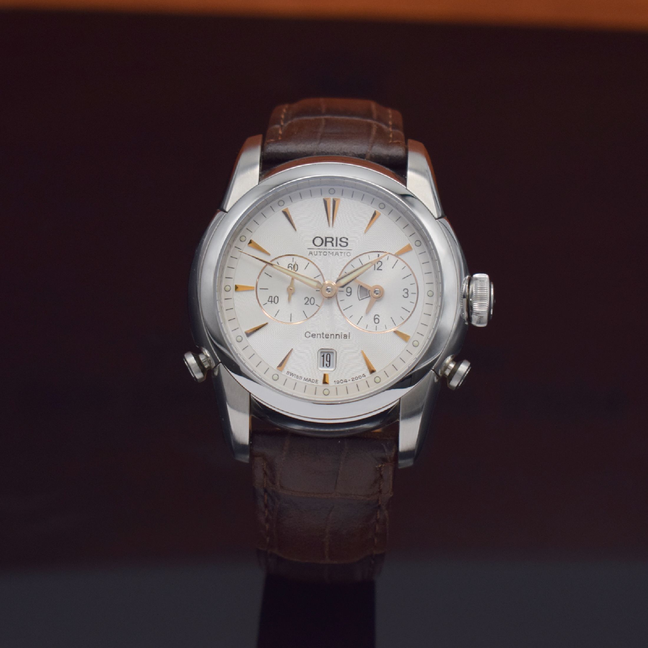 Detail b: ORIS limitierte Armbanduhr Centennial Artelier Worldtimer 1904 mit 2-Zeitzonen Referenz 690 1904 40 51, Schweiz um 2004, Automatik, beids. vergl. ...