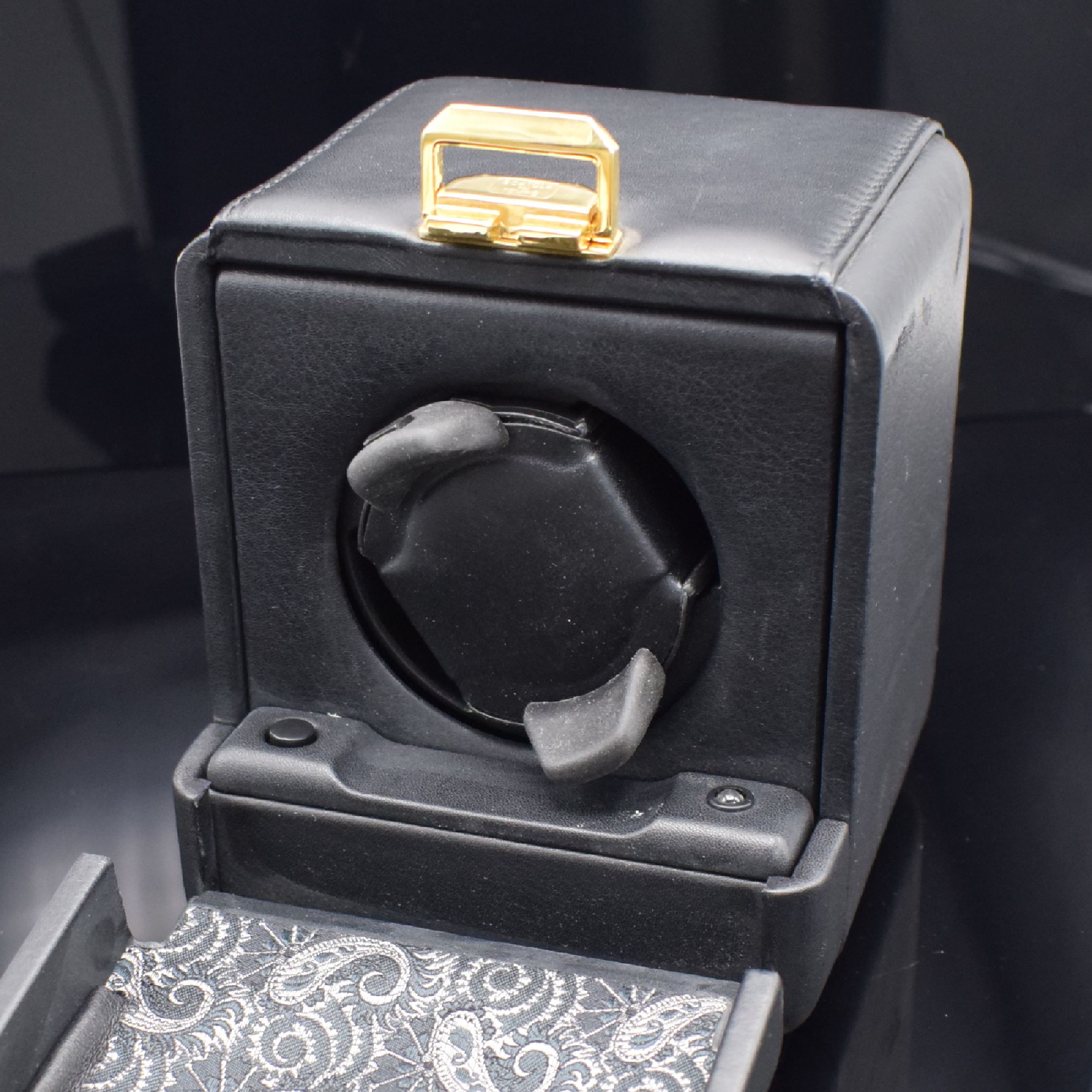 Detail a: SCATOLA DEL TEMPO Uhrenbeweger für eine Armbanduhr, Italien um 1990, batteriebetrieben, außen & innen in Lederoptik, Drehrichtung einstellbar, ...