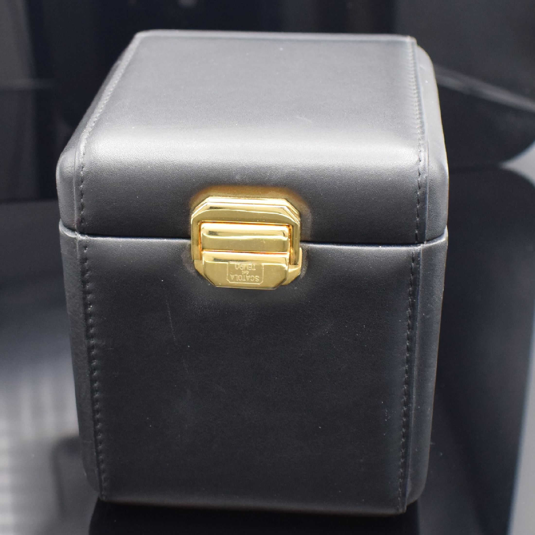 Detail c: SCATOLA DEL TEMPO Uhrenbeweger für eine Armbanduhr, Italien um 1990, batteriebetrieben, außen & innen in Lederoptik, Drehrichtung einstellbar, ...