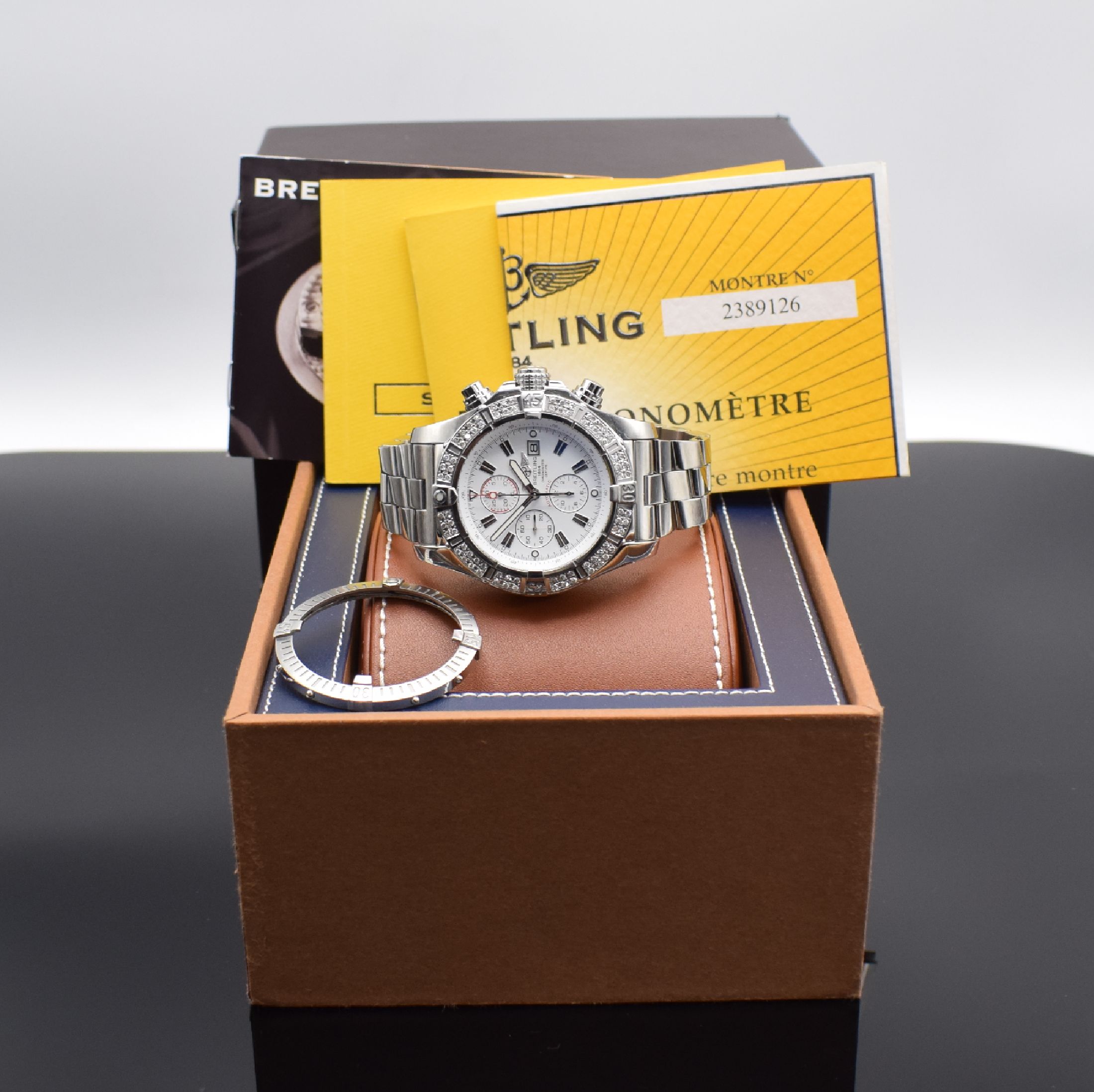 Detail e: BREITLING Armbandchronometer mit Chronograph Super Avenger Referenz A13370, Automatik, Edelstahlgeh. inkl. Gliederband m. Faltschl., Boden & Krone ...