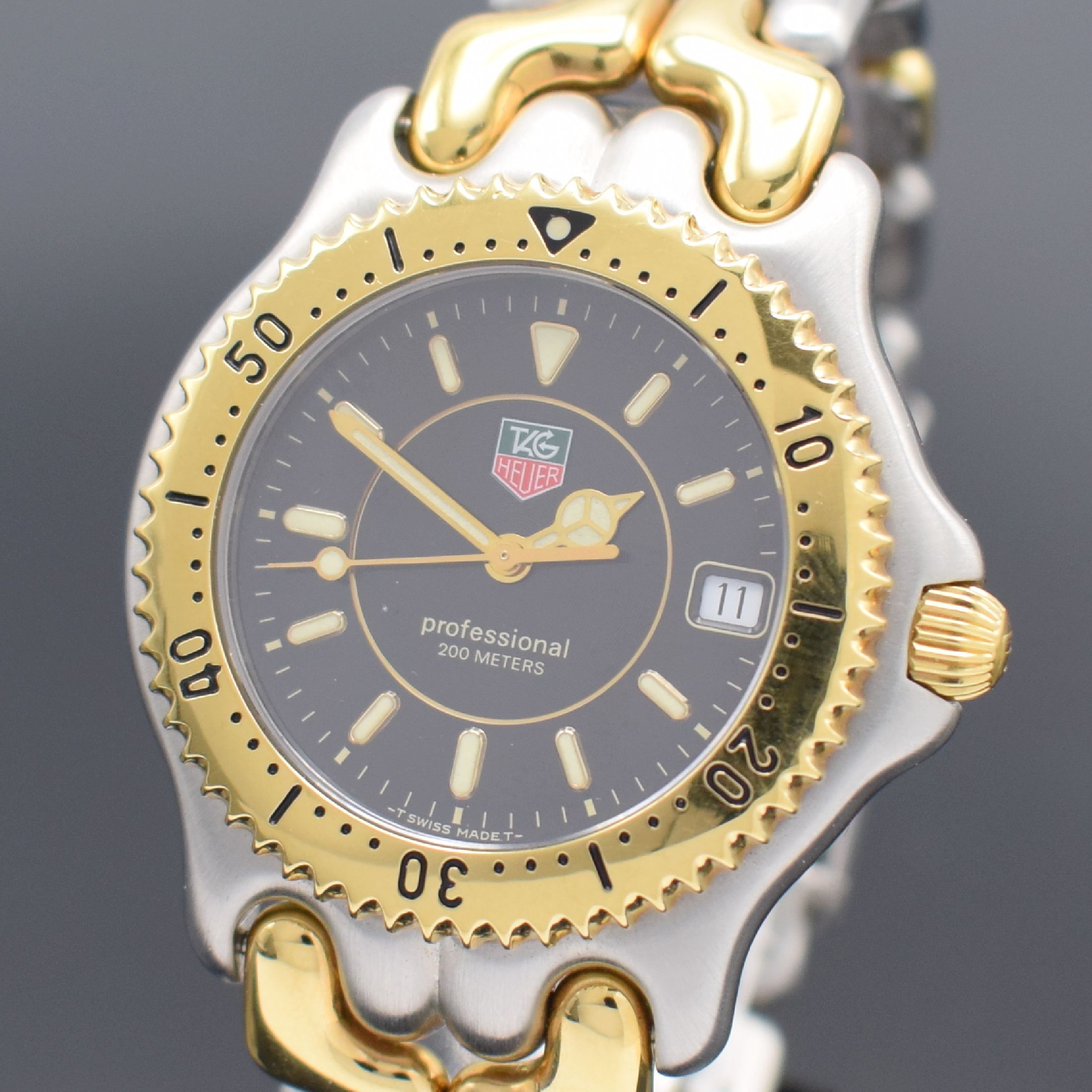 Detail a: TAG HEUER Professional Referenz WG1120, Schweiz um 1990, quarz, z. T. verg. Edelstahlgeh. inkl. Gliederband m. Faltschl., Boden & Krone verschr., ab ...