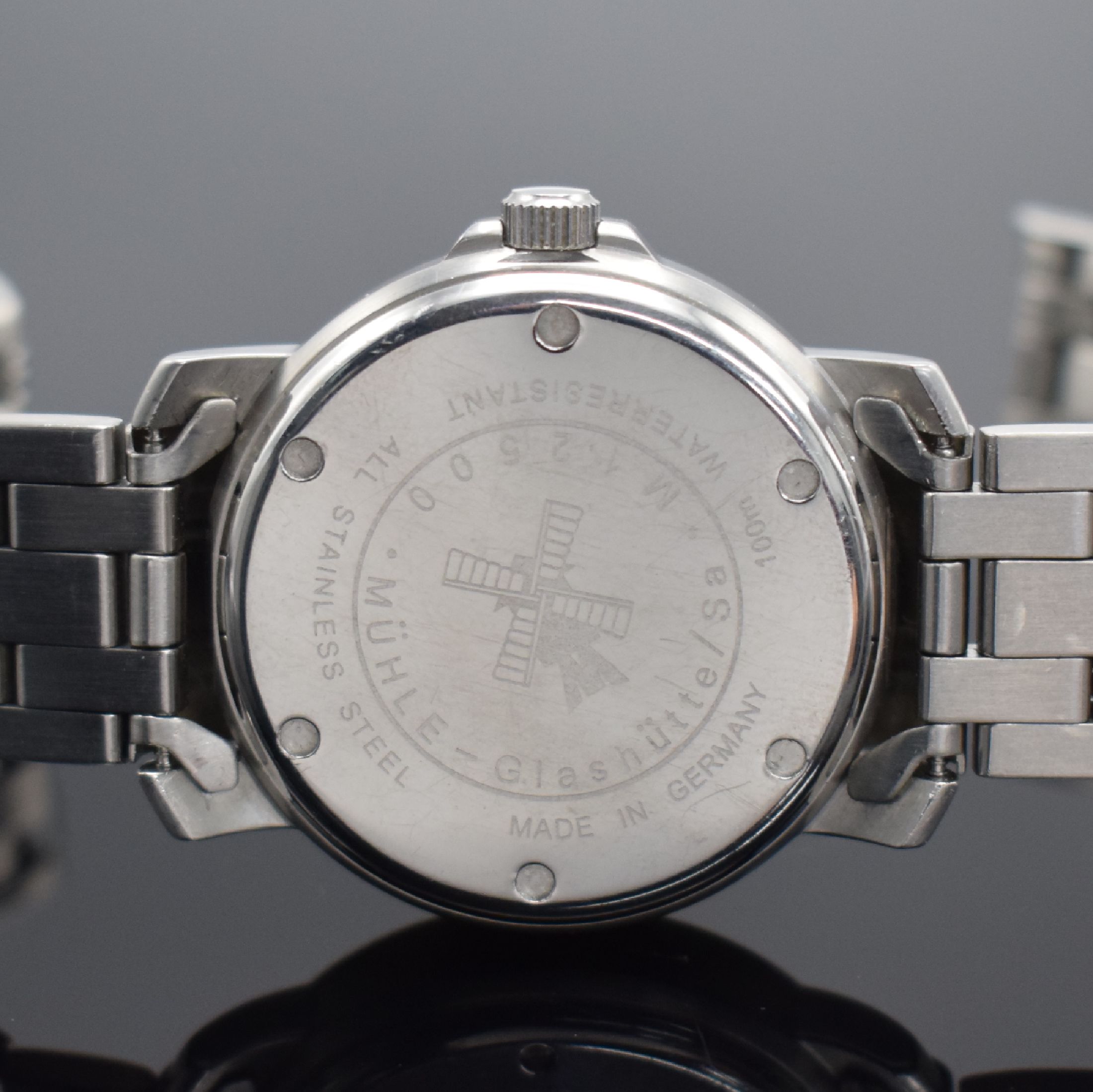 Detail d: MÜHLE GLASHÜTTE Herrenarmbanduhr Referenz M12500, Deutschland um 2000, Automatik, Edelstahlgeh. inkl. orig. Gliederband m. Faltschl., Boden & ...