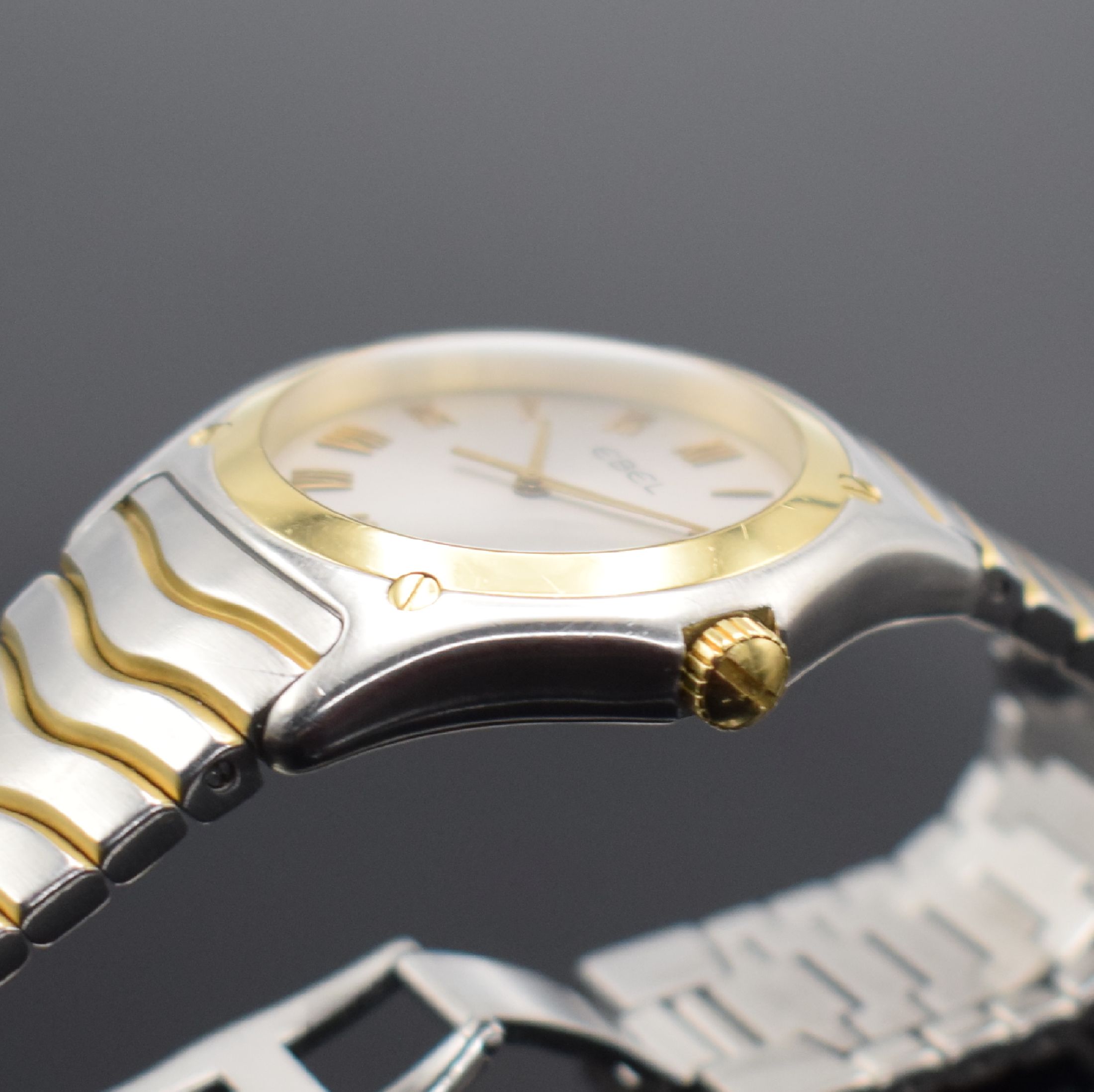 Detail c: EBEL Classic Wave Herrenarmbanduhr Referenz 1187F41, quarz, Edelstahl/Gold komb. inkl. Gliederband m. dopp. Faltschl., silb. Zifferblatt m. röm. ...