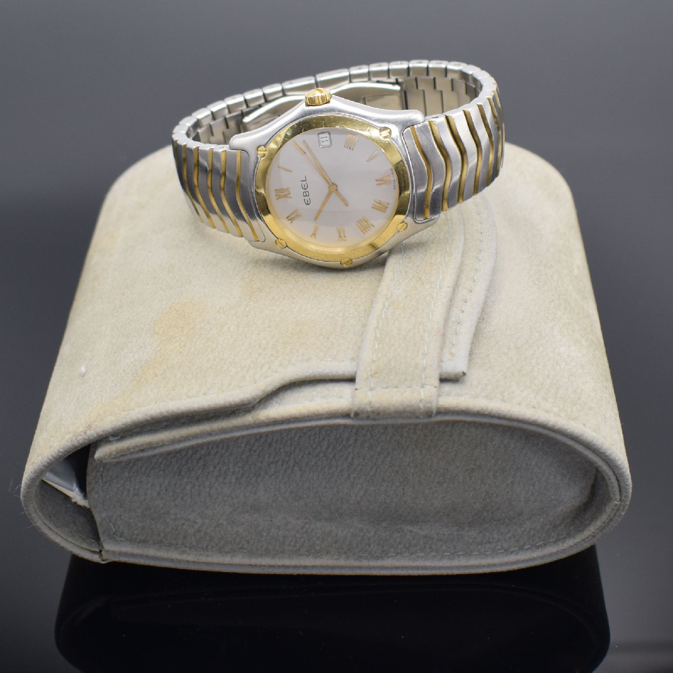 Detail e: EBEL Classic Wave Herrenarmbanduhr Referenz 1187F41, quarz, Edelstahl/Gold komb. inkl. Gliederband m. dopp. Faltschl., silb. Zifferblatt m. röm. ...