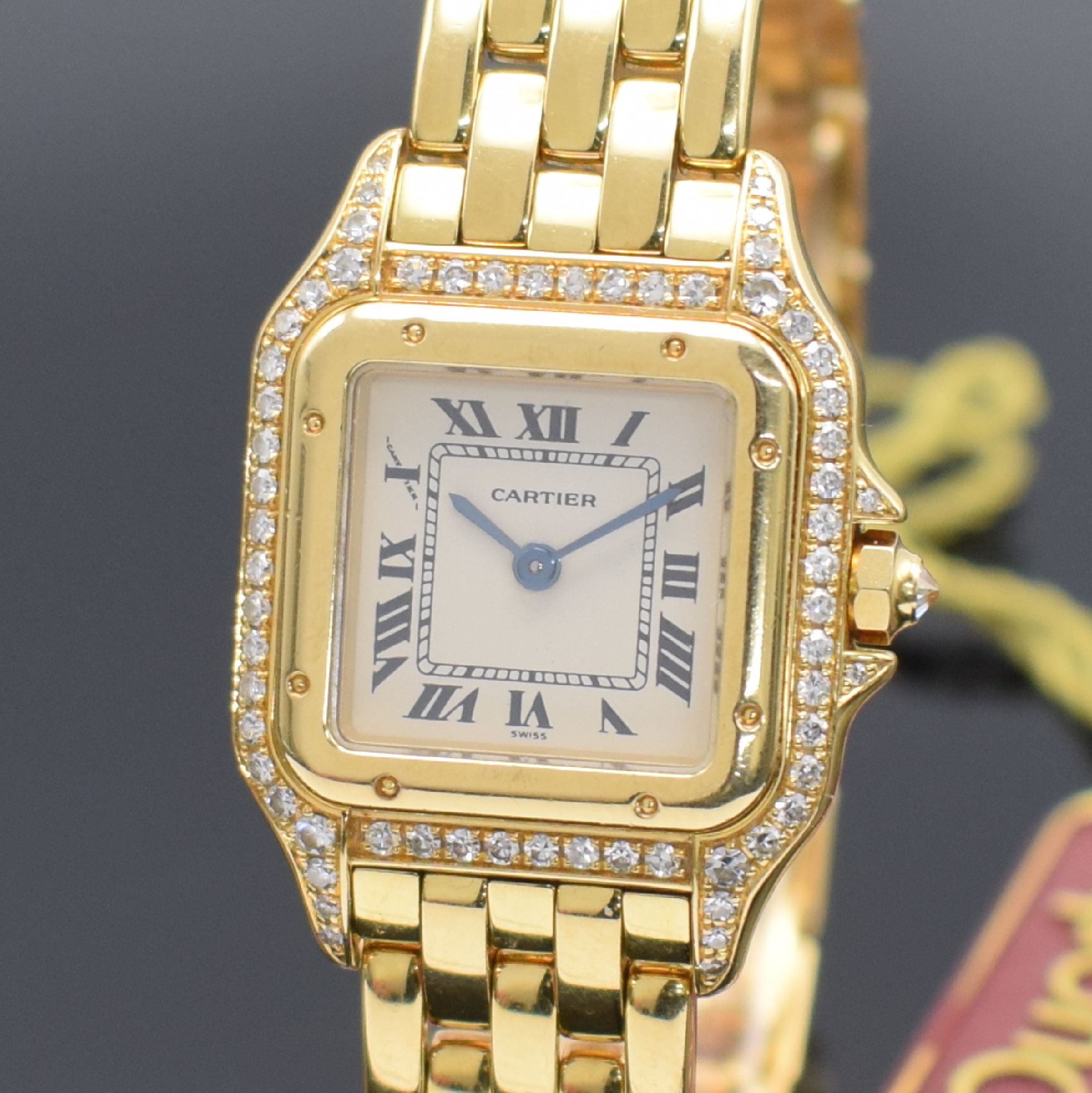 Detail a: CARTIER Damenarmbanduhr Panthere in GG 750/000 mit original Brillantbesatz Referenz 1280 2, Schweiz um 1997, Boden 8-fach verschr., Gliederband m. ...