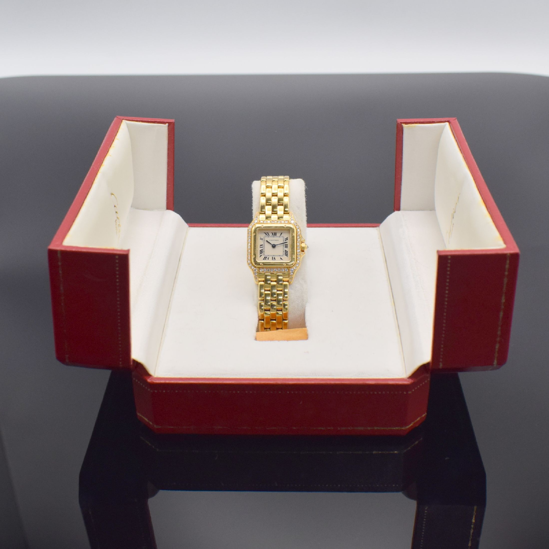 Detail d: CARTIER Damenarmbanduhr Panthere in GG 750/000 mit original Brillantbesatz Referenz 1280 2, Schweiz um 1997, Boden 8-fach verschr., Gliederband m. ...