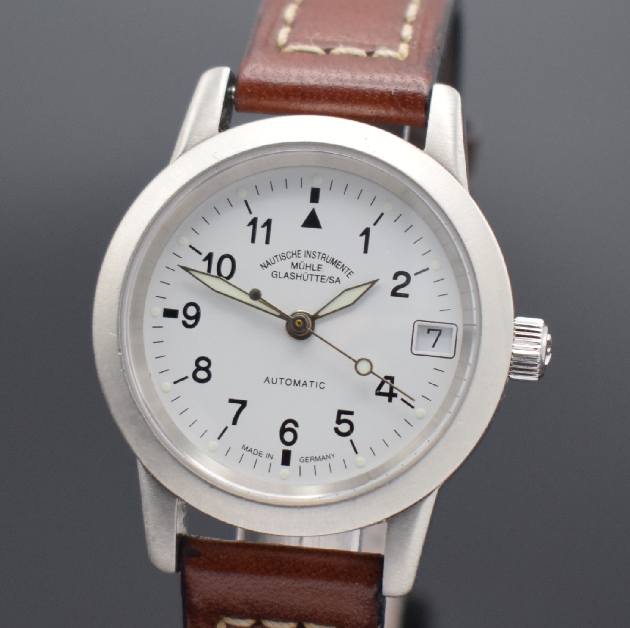 Detail a: MÜHLE GLASHÜTTE Damenarmbanduhr Sports M12 Referenz M12620, Automatik, Edelstahlgeh., Boden & Krone verschr., weißes Zifferbl. m. arab. Std., Anz. ...