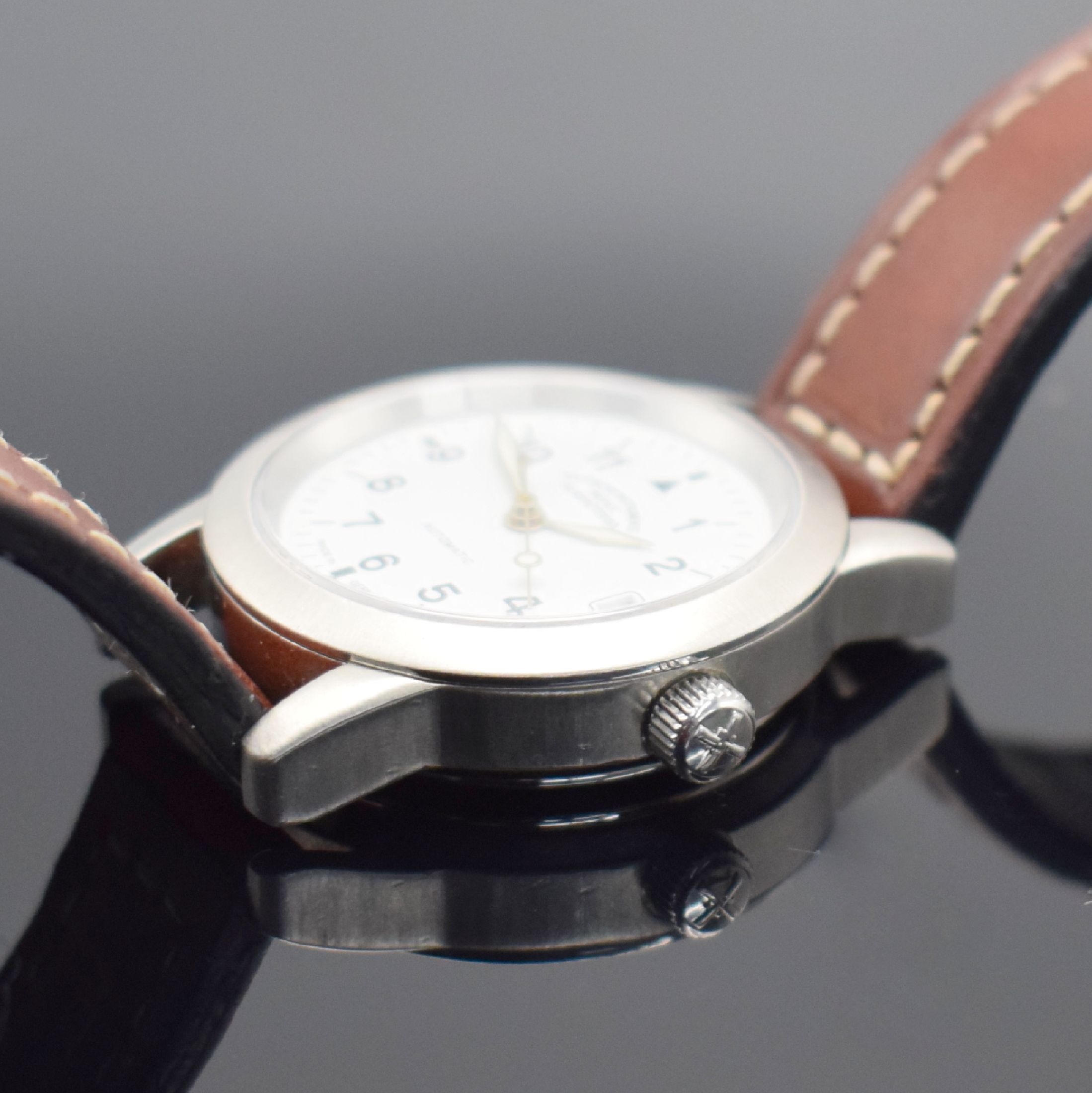 Detail c: MÜHLE GLASHÜTTE Damenarmbanduhr Sports M12 Referenz M12620, Automatik, Edelstahlgeh., Boden & Krone verschr., weißes Zifferbl. m. arab. Std., Anz. ...