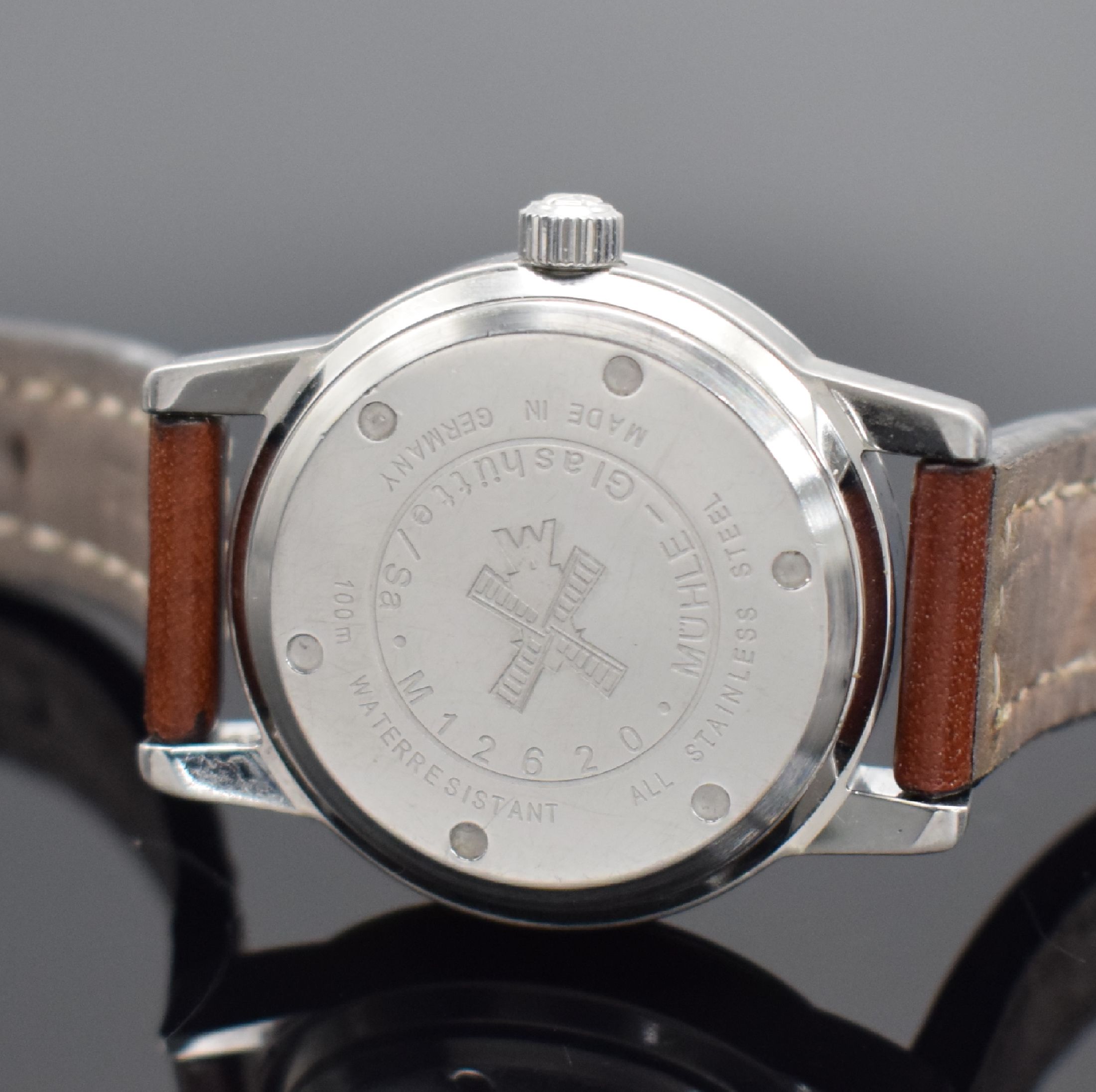Detail d: MÜHLE GLASHÜTTE Damenarmbanduhr Sports M12 Referenz M12620, Automatik, Edelstahlgeh., Boden & Krone verschr., weißes Zifferbl. m. arab. Std., Anz. ...