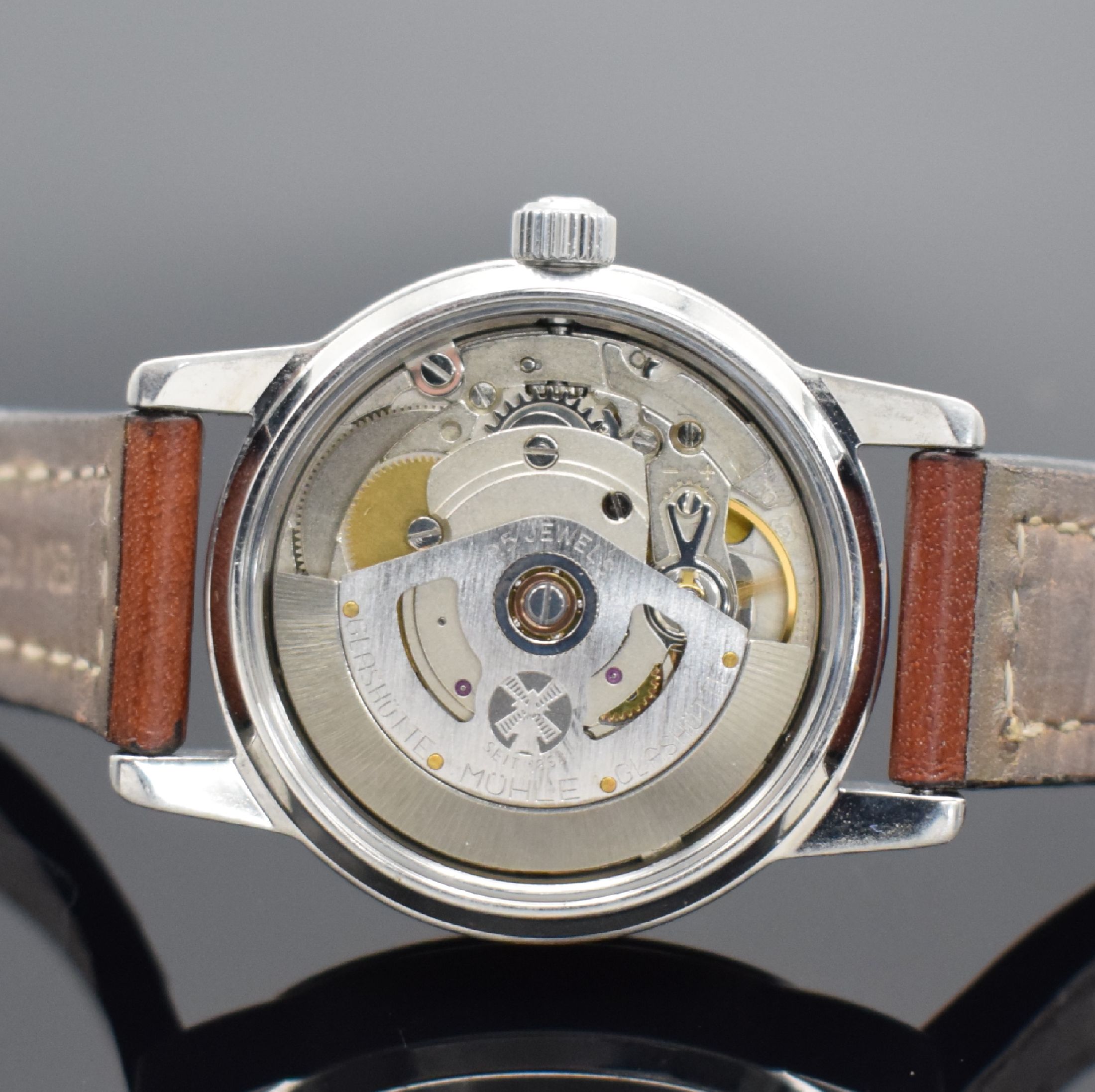 Detail e: MÜHLE GLASHÜTTE Damenarmbanduhr Sports M12 Referenz M12620, Automatik, Edelstahlgeh., Boden & Krone verschr., weißes Zifferbl. m. arab. Std., Anz. ...